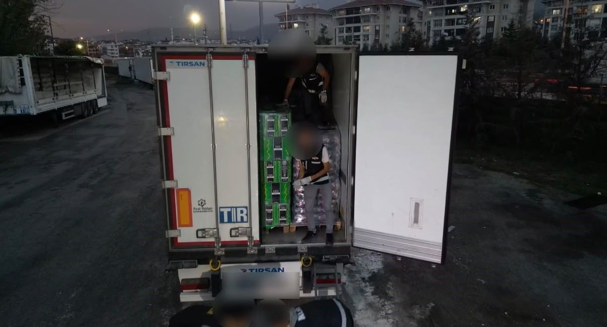 izmit-gida-tirinda-elektronik-sigara-tutunu-kacak-sigara-2