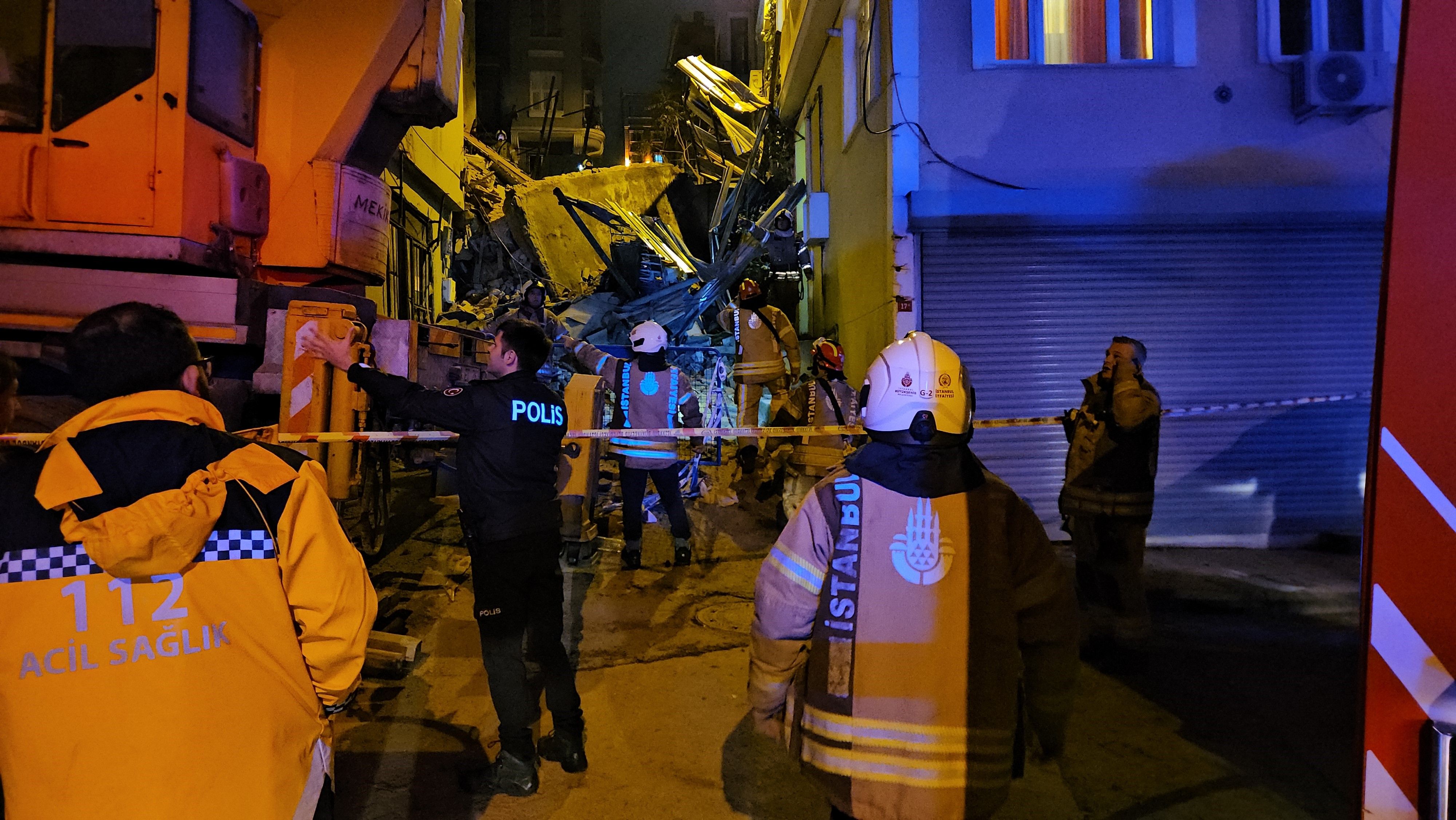 istanbul-beyoglu-kalyoncu-kulluoglu-5-katli-bina-coktu-arama-kurtarma-enkaz-2