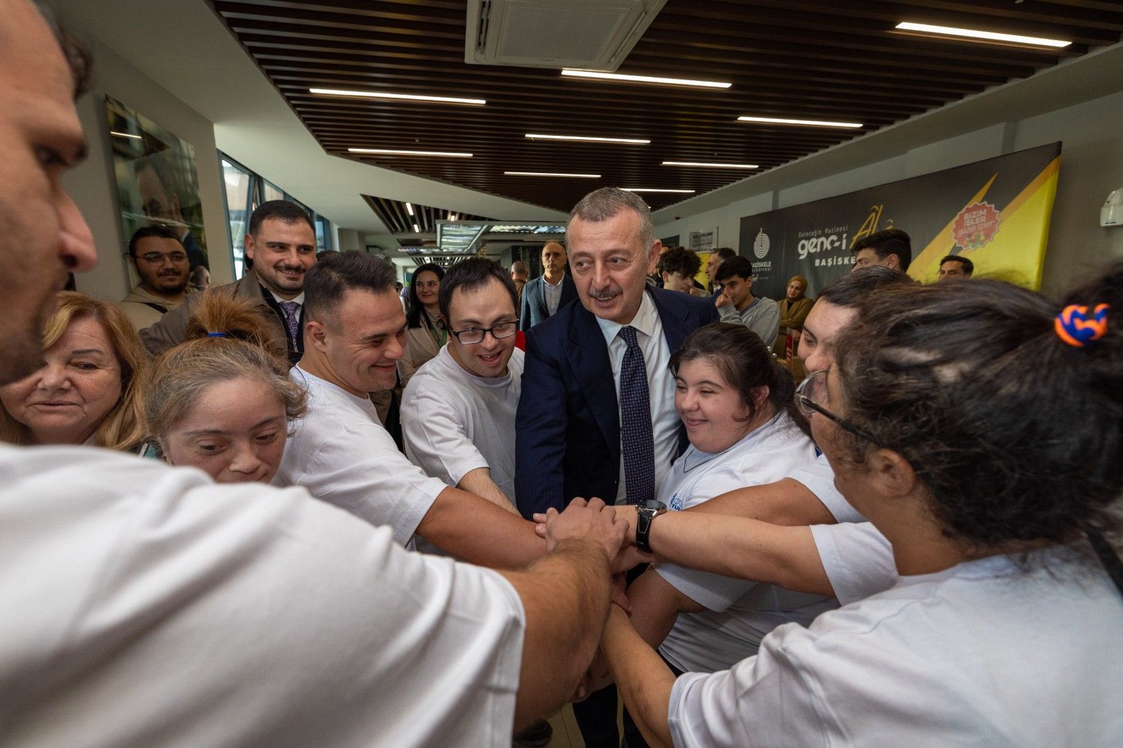 tahir-buyukakin-basiskele-belediyesi-3-kariyer-zirvesi-genclerle-bulusma-4