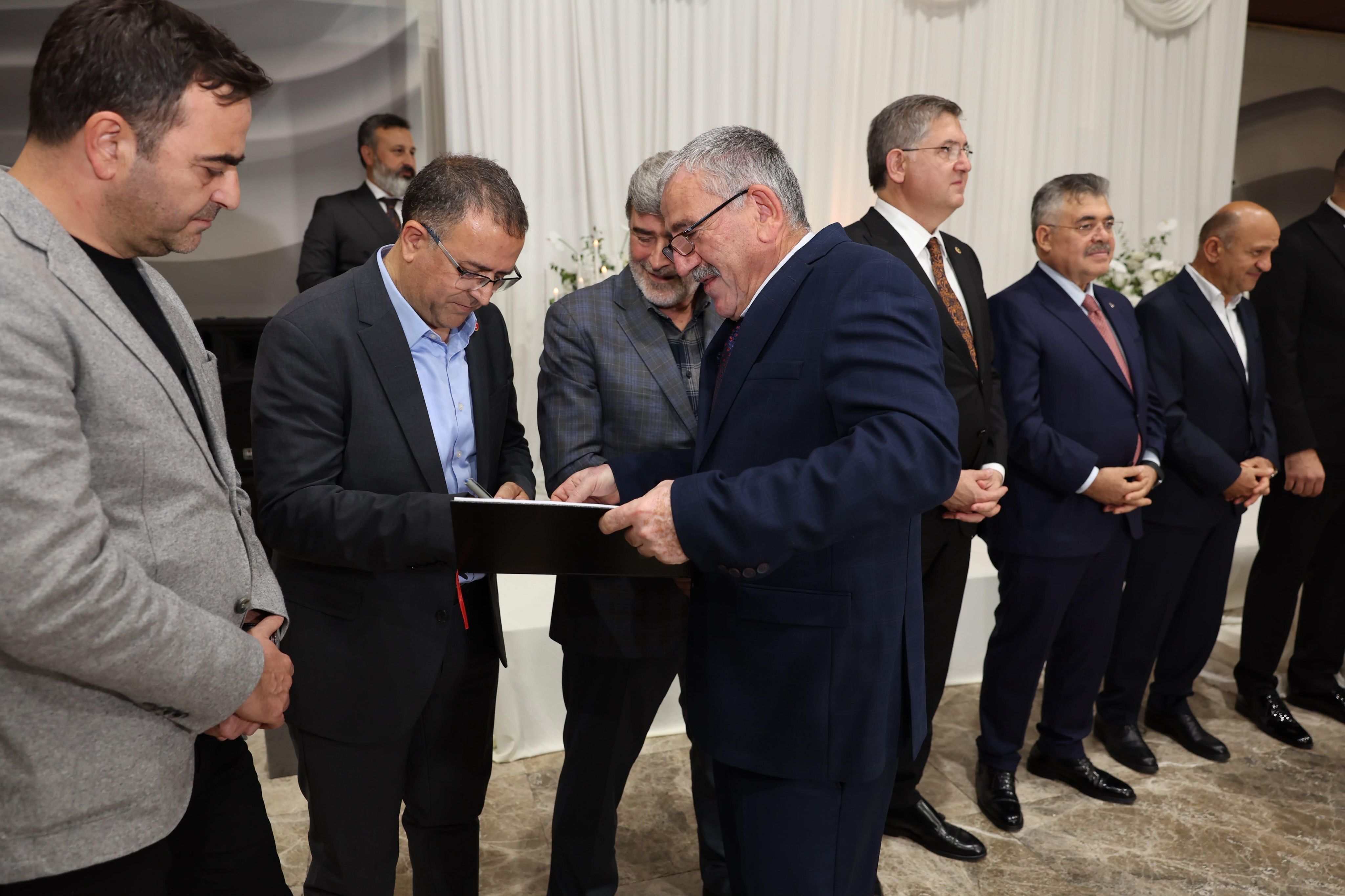 derince-belediye-baskani-sertif-gokce-nikah-merasimleri-evlilik-tebrigi-1