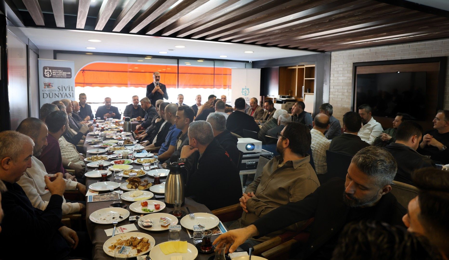 kocaeli-buyuksehir-belediyesi-izmit-yesilova-meydan-kavsagi-projesi-esnaf-istisare-toplantisi-1