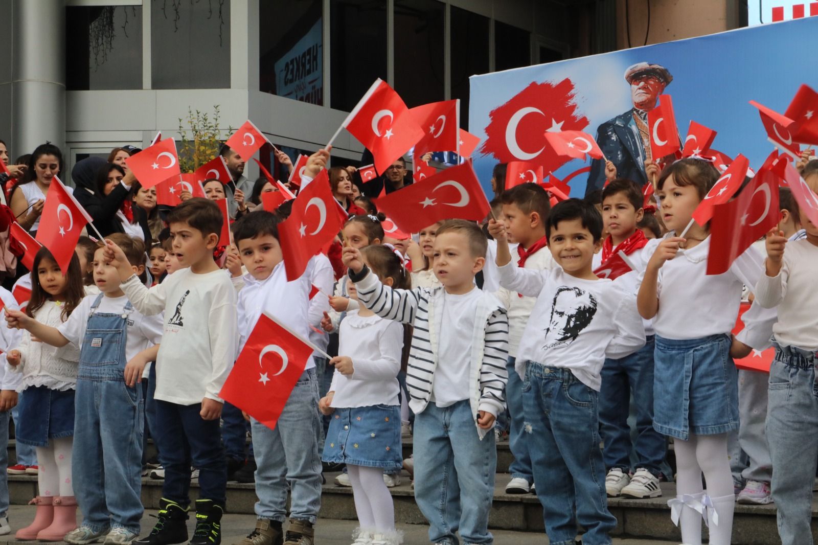 izmit-belediyesi-cinar-cocuk-evleri-29-ekim-cumhuriyet-korteji-koro-fethiye-caddesi-4