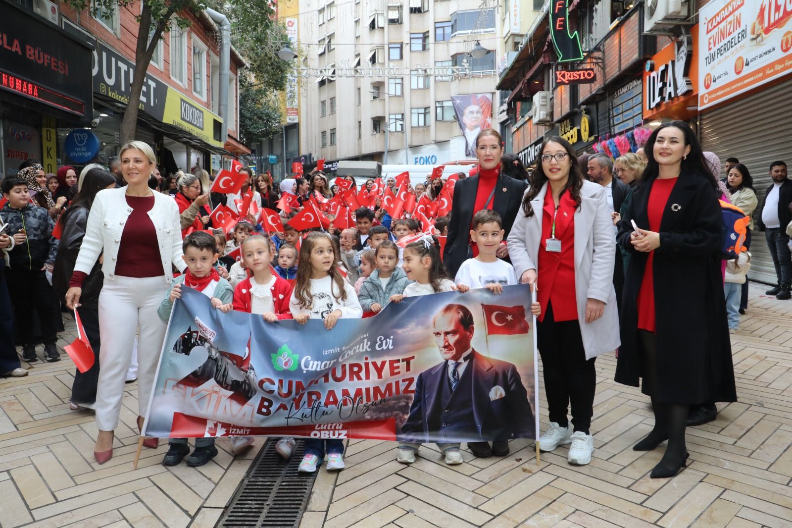 izmit-belediyesi-cinar-cocuk-evleri-29-ekim-cumhuriyet-korteji-koro-fethiye-caddesi-1