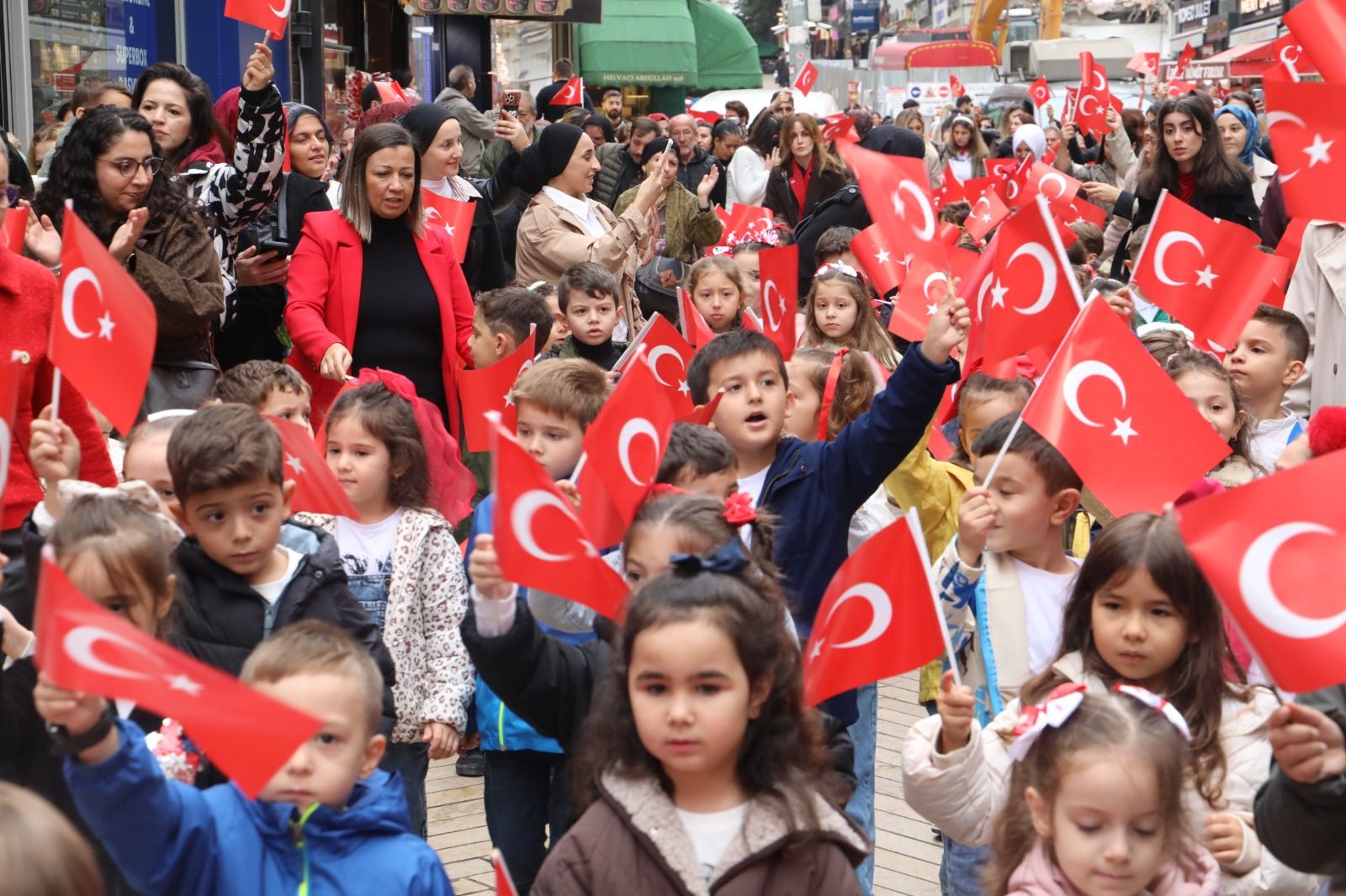 izmit-belediyesi-cinar-cocuk-evleri-29-ekim-cumhuriyet-korteji-koro-fethiye-caddesi-3