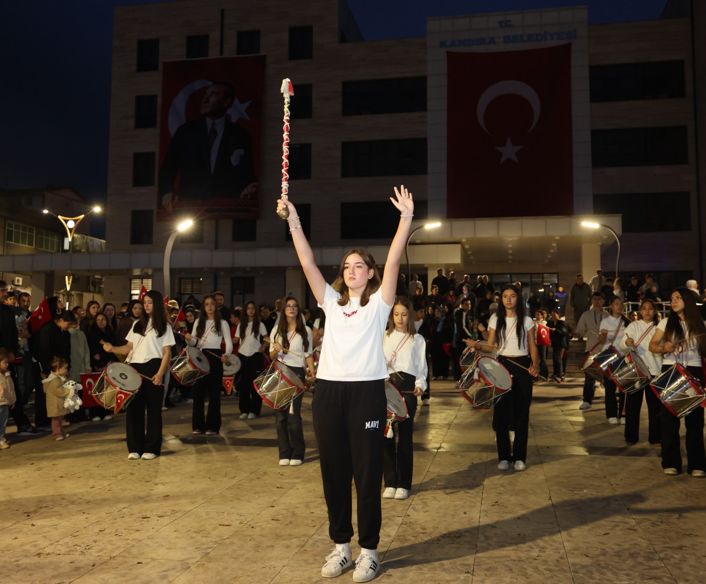 kandira-belediye-baskani-erol-olmez-29-ekim-cumhuriyet-bayrami-103-yil-yuruyusu-kortej-1