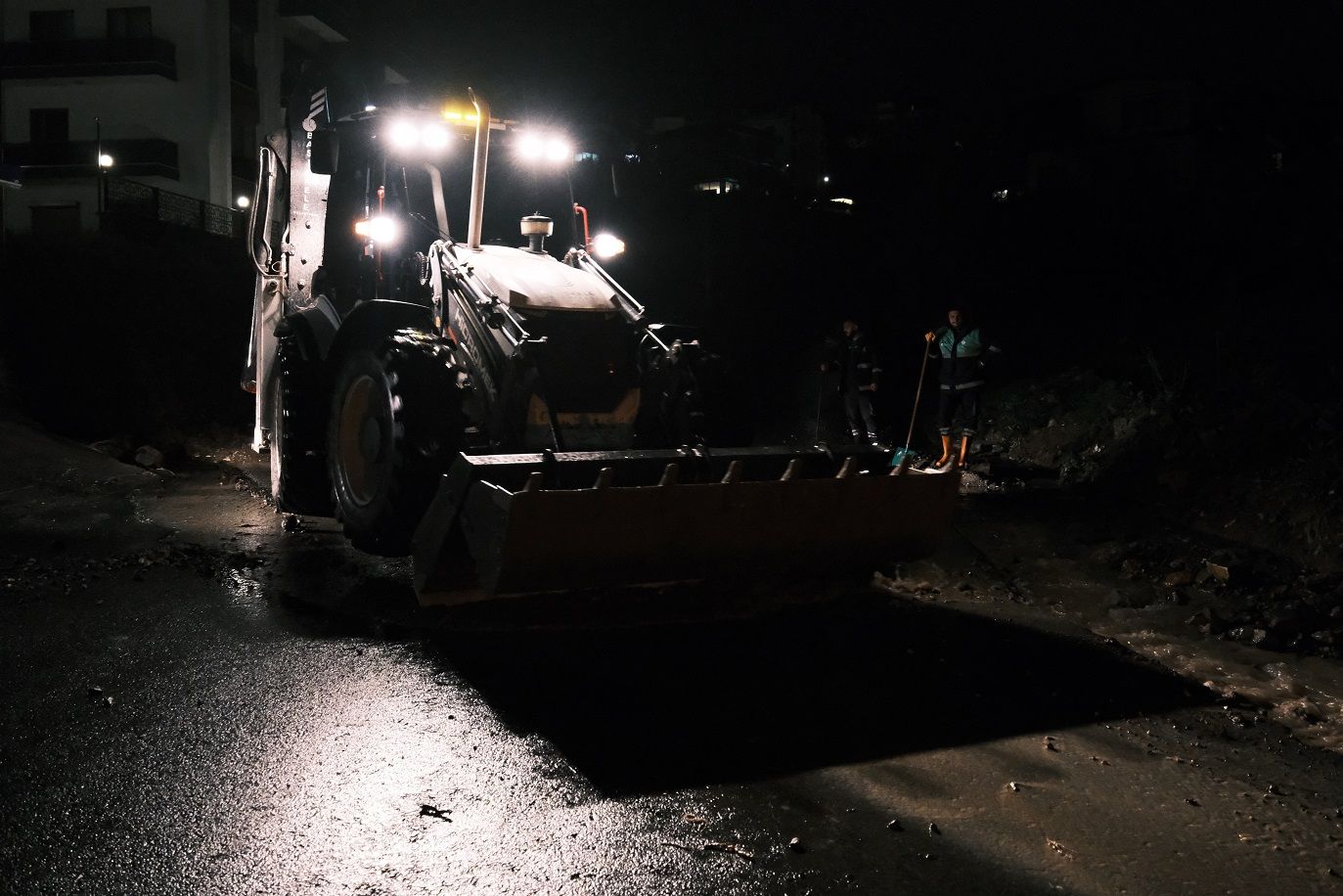 basiskele-belediyesi-yagis-mesaisi-gece-saha-calismasi