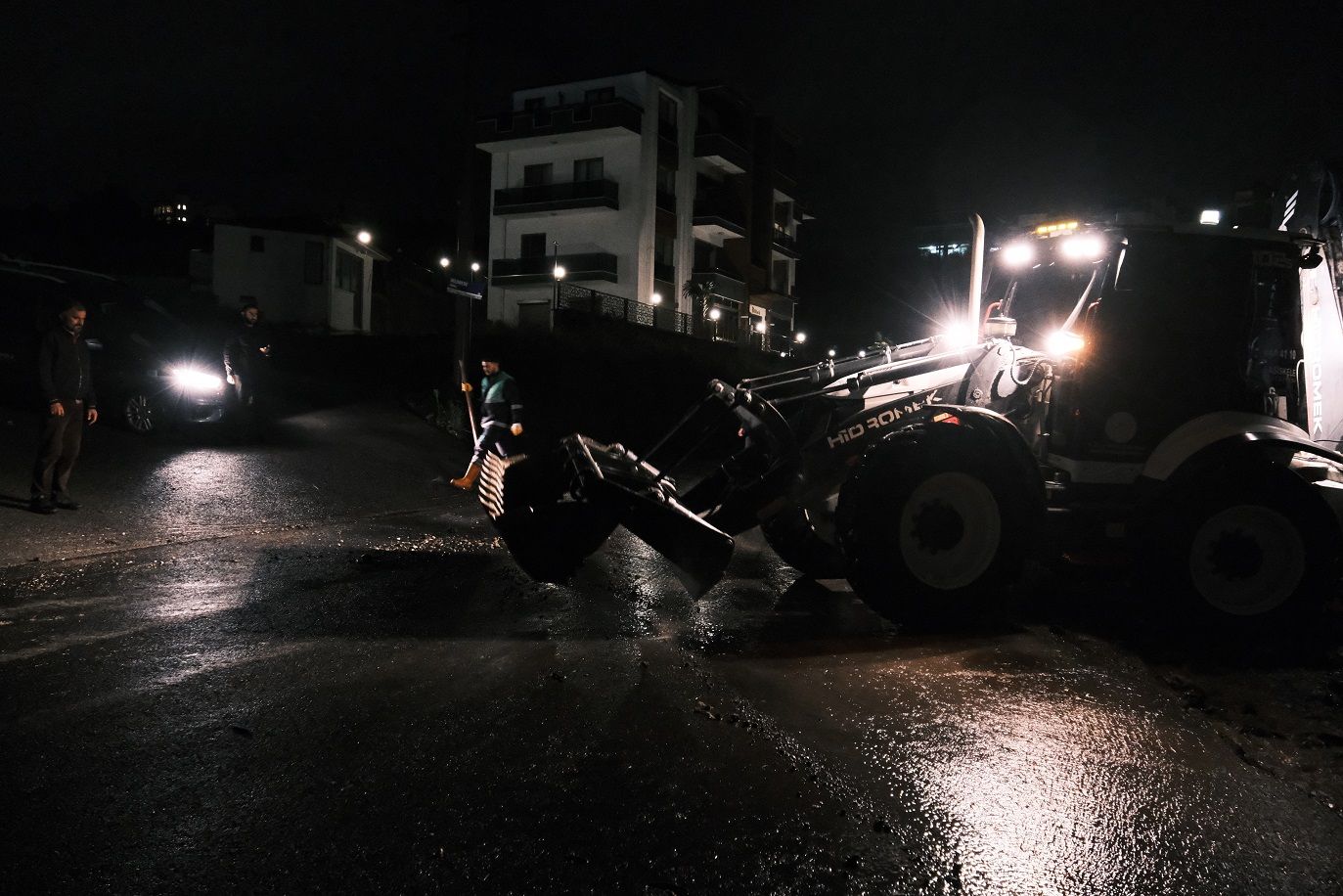 basiskele-belediyesi-yagis-mesaisi-gece-saha-calismasi-1