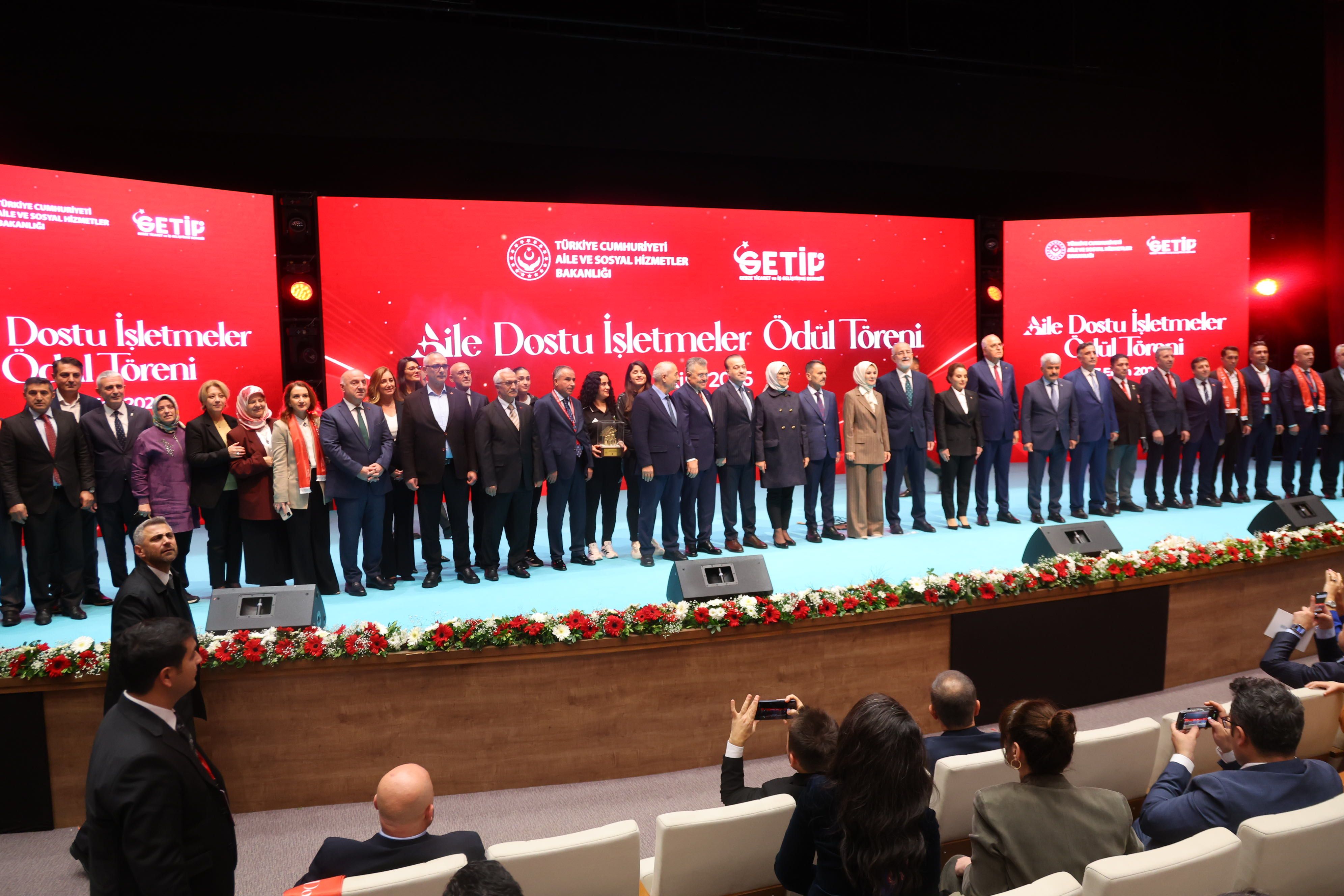 darica-belediyesi-muzaffer-biyik-yerel-yonetimlerde-aileyi-guclendirme-odulu-ilhami-aktas-1