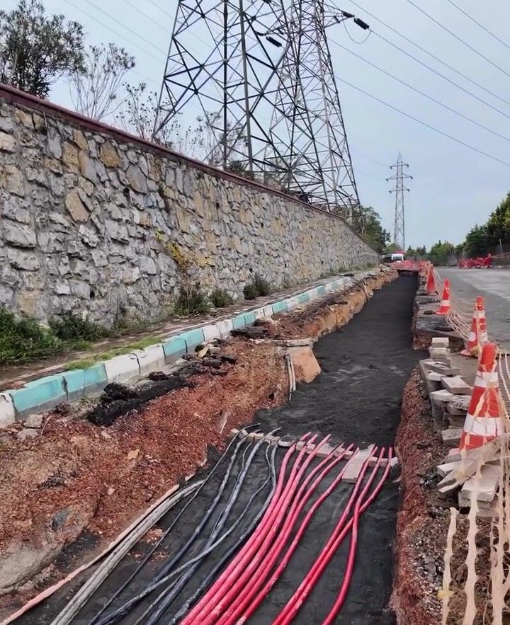 Diliskelesi Mahallemizde Elektrik Hatları Yer Altına Alınıyor.daha Düzenli, Güvenli Ve Estetik B Frame At 0M26S
