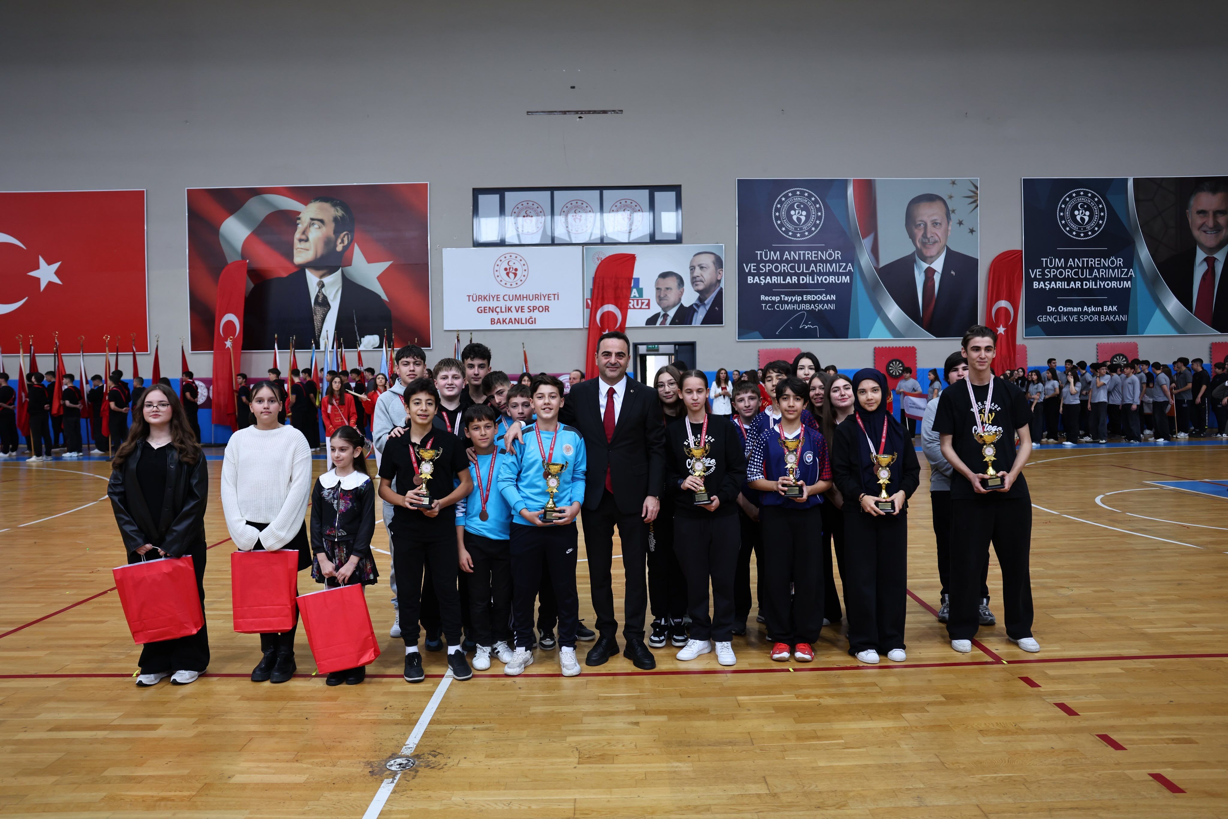 basiskele-belediye-baskani-mehmet-yasin-ozlu-29-ekim-cumhuriyet-bayrami-sporcular-madalya-toreni-1