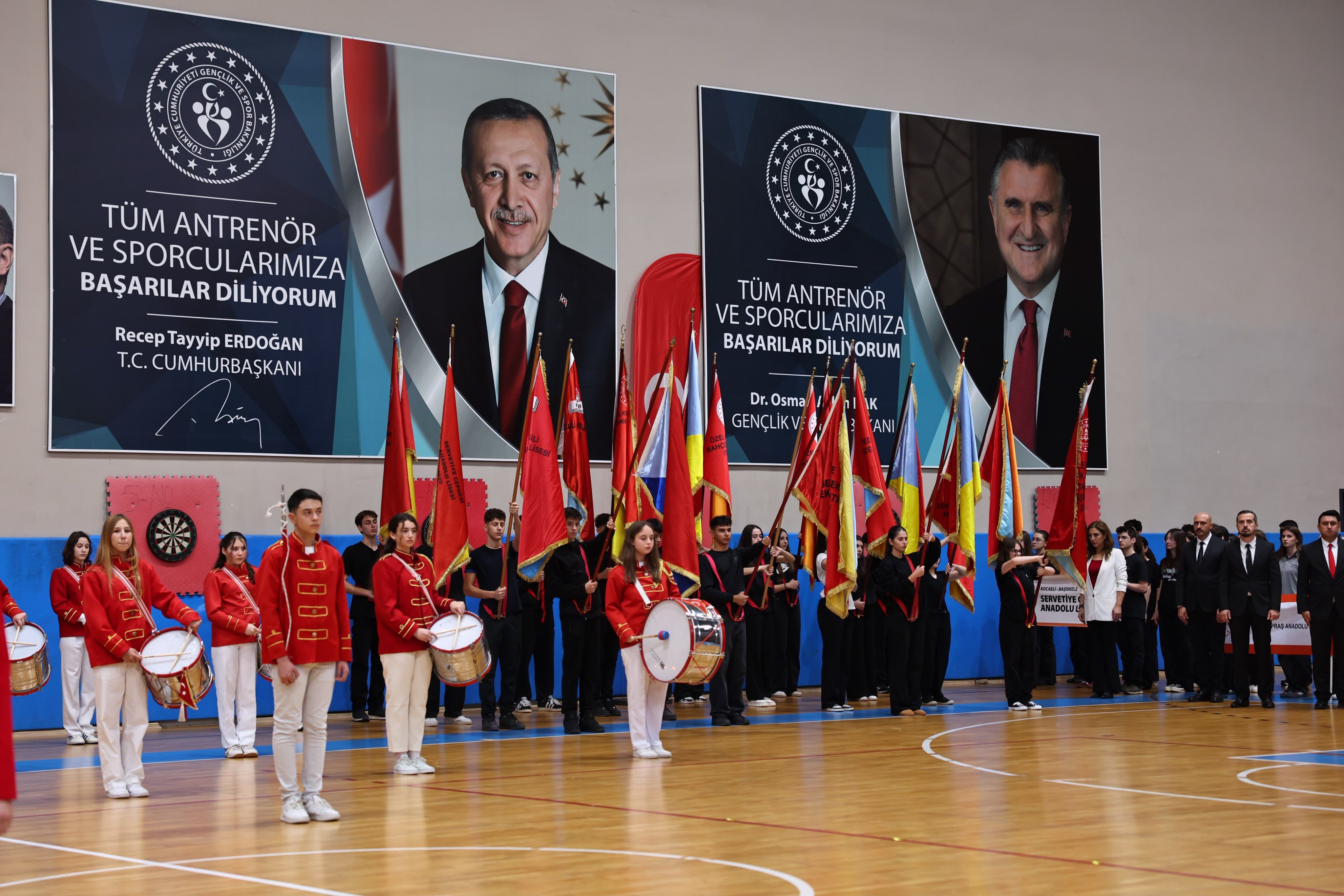 basiskele-belediye-baskani-mehmet-yasin-ozlu-29-ekim-cumhuriyet-bayrami-sporcular-madalya-toreni-2