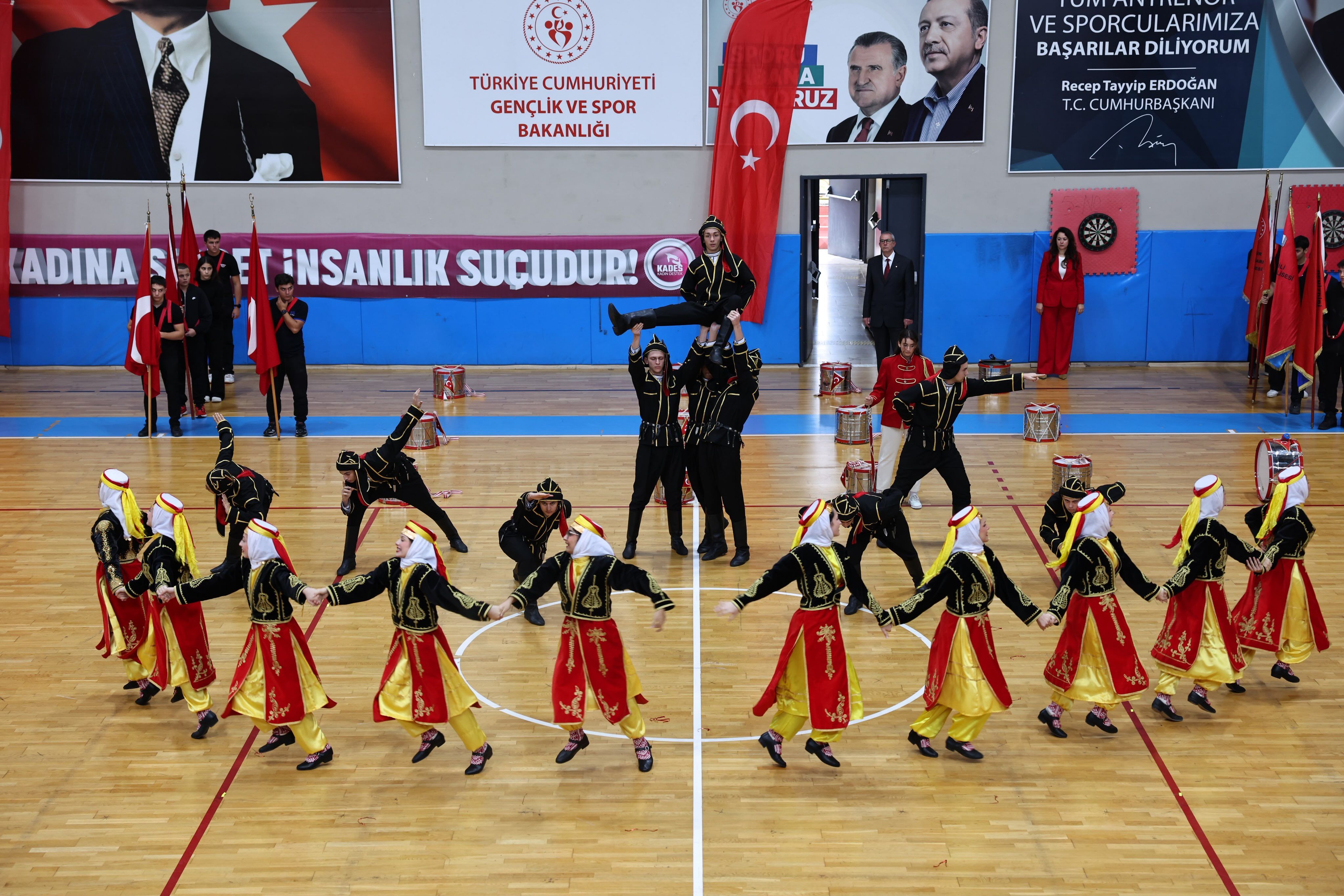 basiskele-belediye-baskani-mehmet-yasin-ozlu-29-ekim-cumhuriyet-bayrami-sporcular-madalya-toreni-4