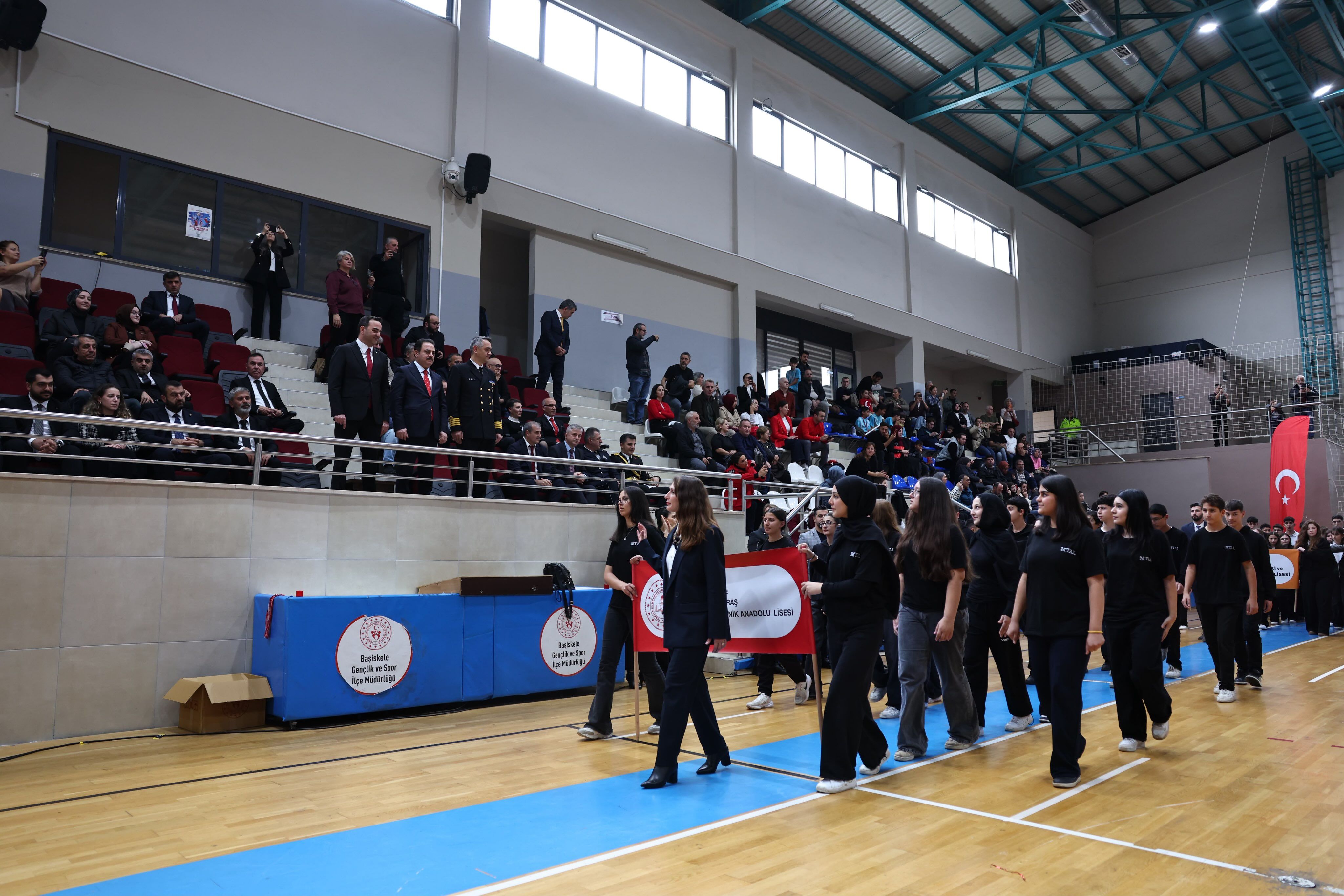 basiskele-belediye-baskani-mehmet-yasin-ozlu-29-ekim-cumhuriyet-bayrami-sporcular-madalya-toreni-5