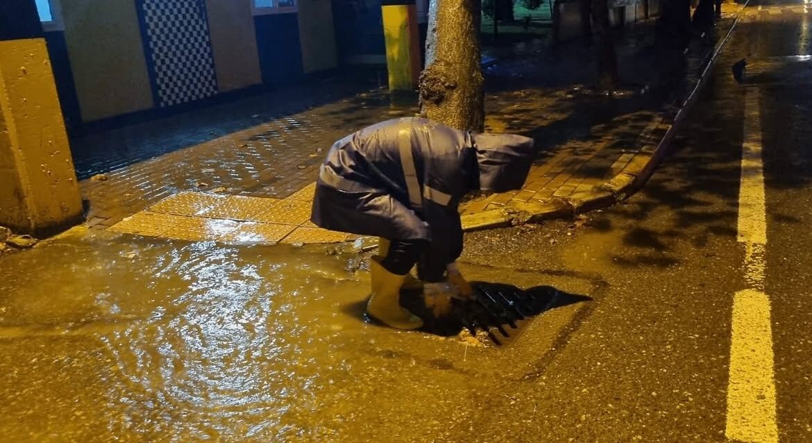 Darıca’da Su Baskınına Karşı Mazgal Temizliği Yapılıyor