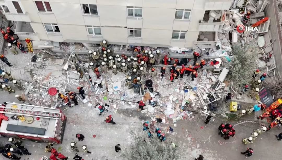 SON DAKİKA! Maltepe’de 7 Katlı Binada Çökme