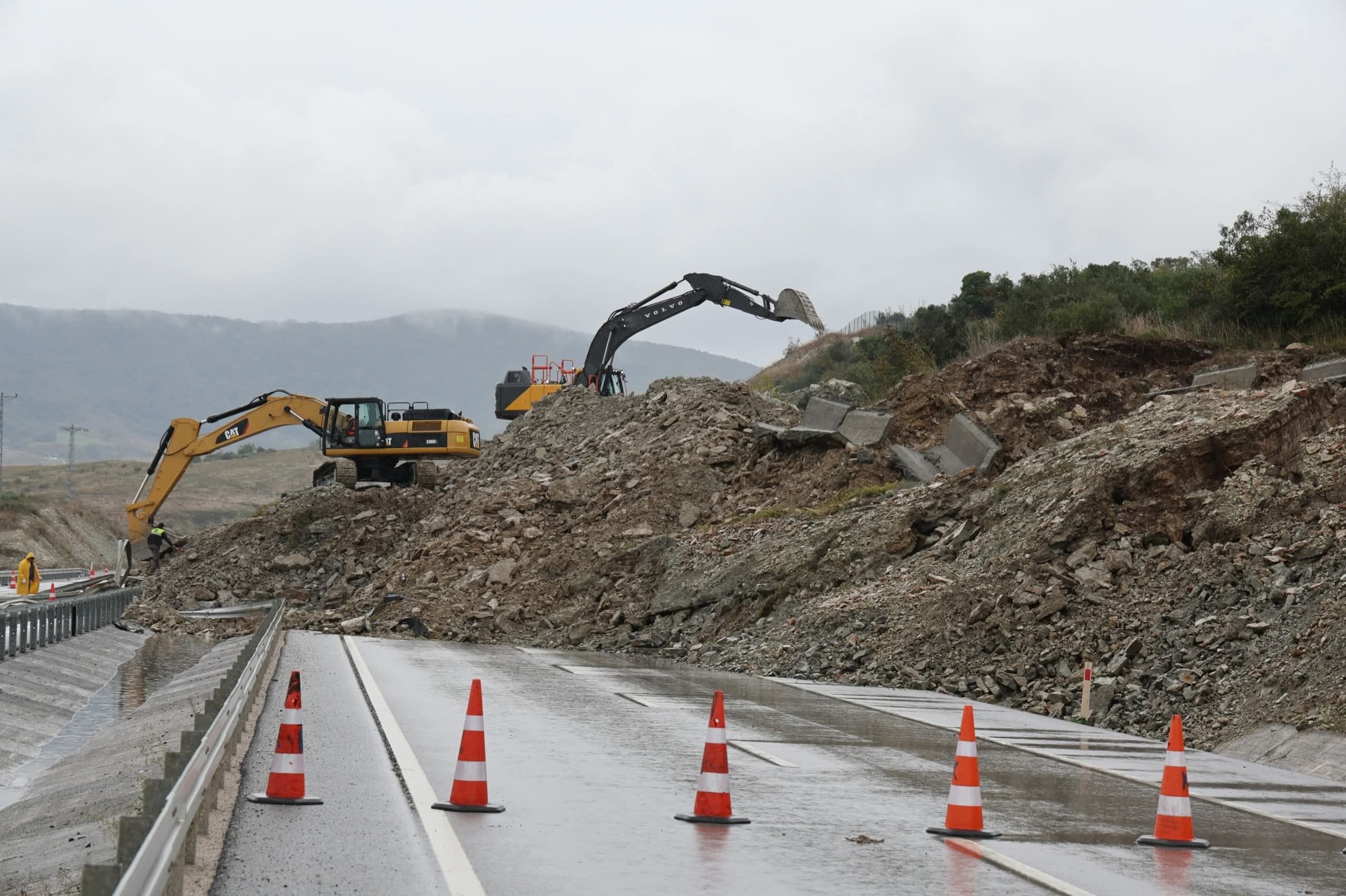 Kandıra-İzmit Yolunda Heyelan Mesaisi