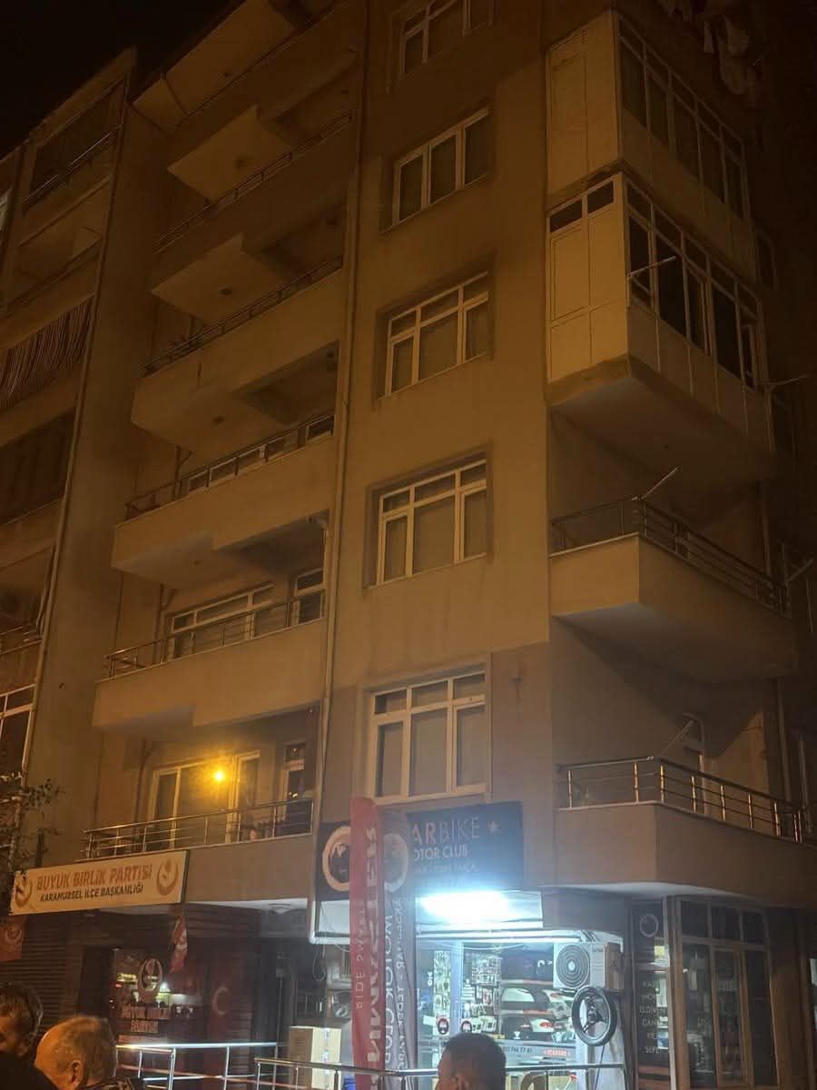 Karamürsel’de Tahliye Edilen Binanın Önünde Gece Mesaisi: Mecit Erdoğan Vatandaşlarla Buluştu