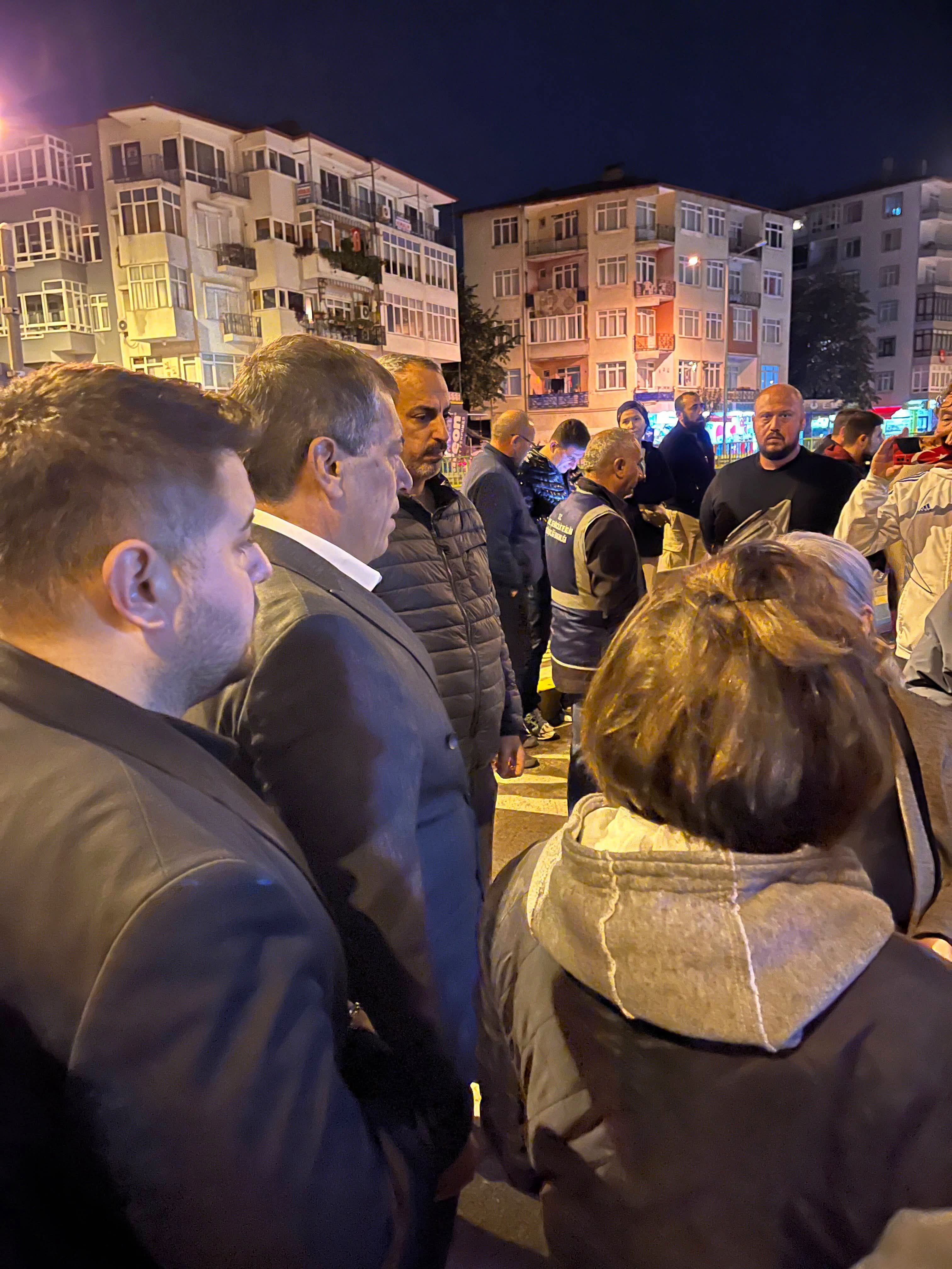 Karamürsel’de Tahliye Edilen Binanın Önünde Gece Mesaisi: Mecit Erdoğan Vatandaşlarla Buluştu-2