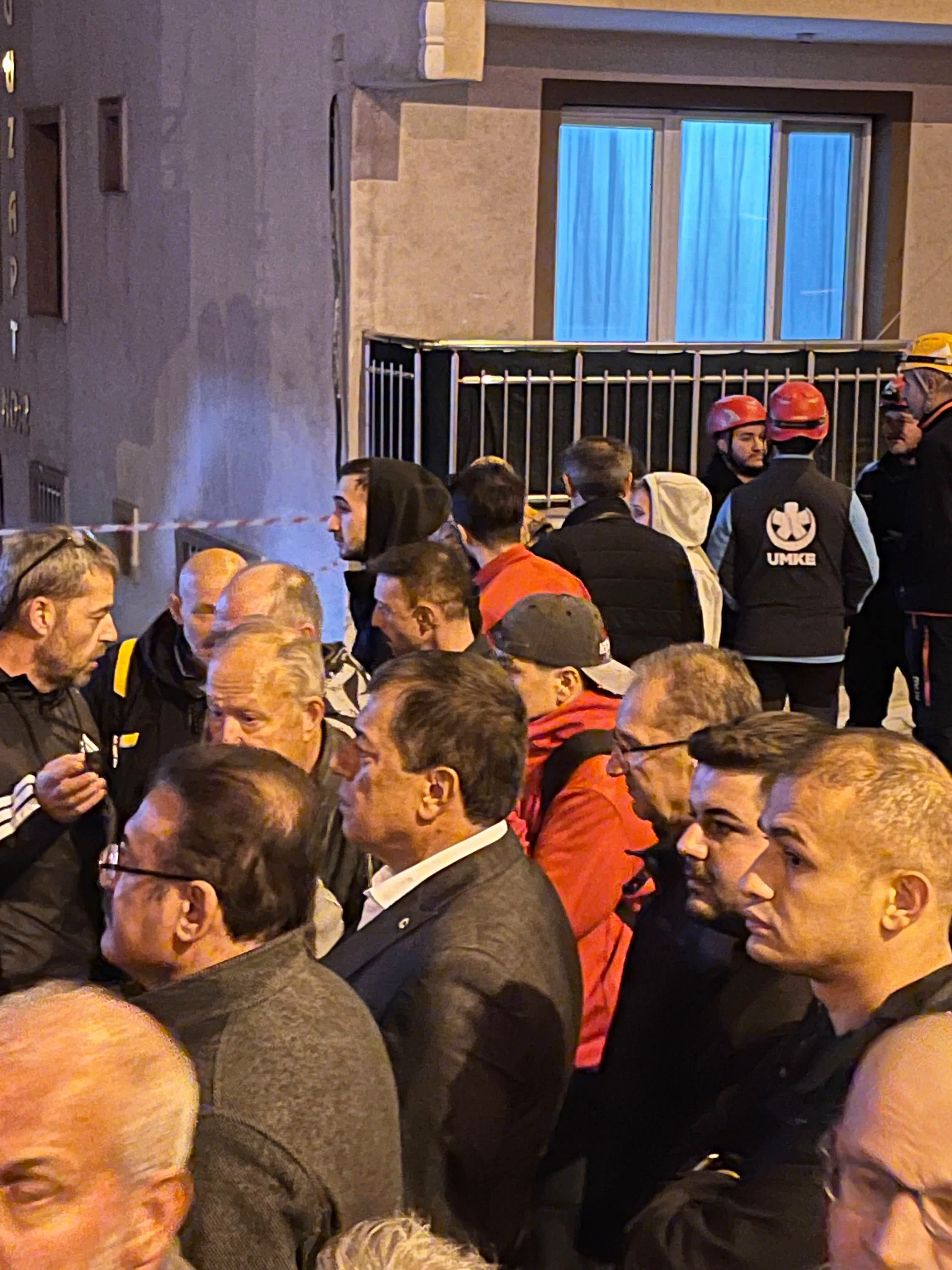 Karamürsel’de Tahliye Edilen Binanın Önünde Gece Mesaisi: Mecit Erdoğan Vatandaşlarla Buluştu-3