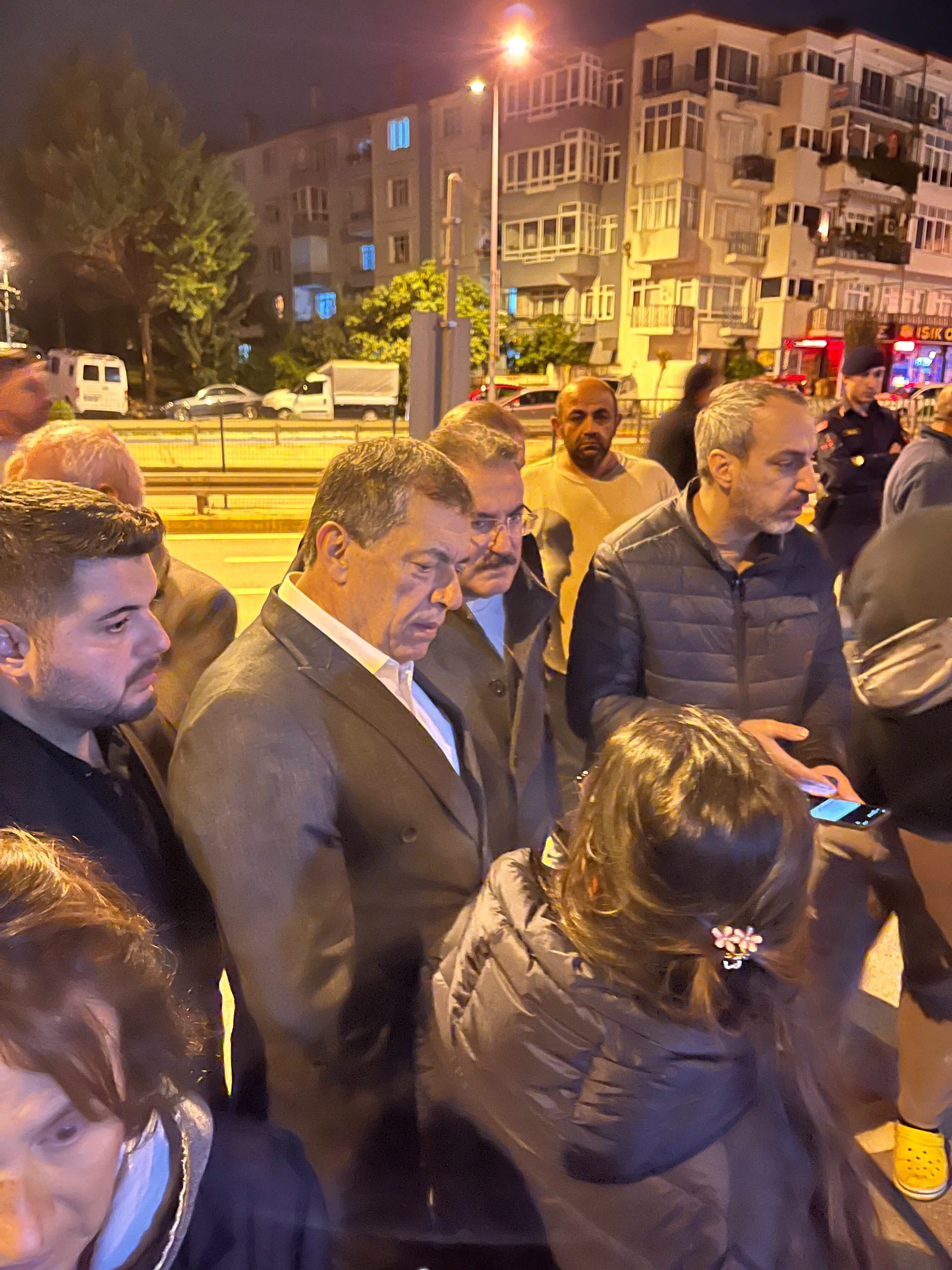 Karamürsel’de Tahliye Edilen Binanın Önünde Gece Mesaisi: Mecit Erdoğan Vatandaşlarla Buluştu-1