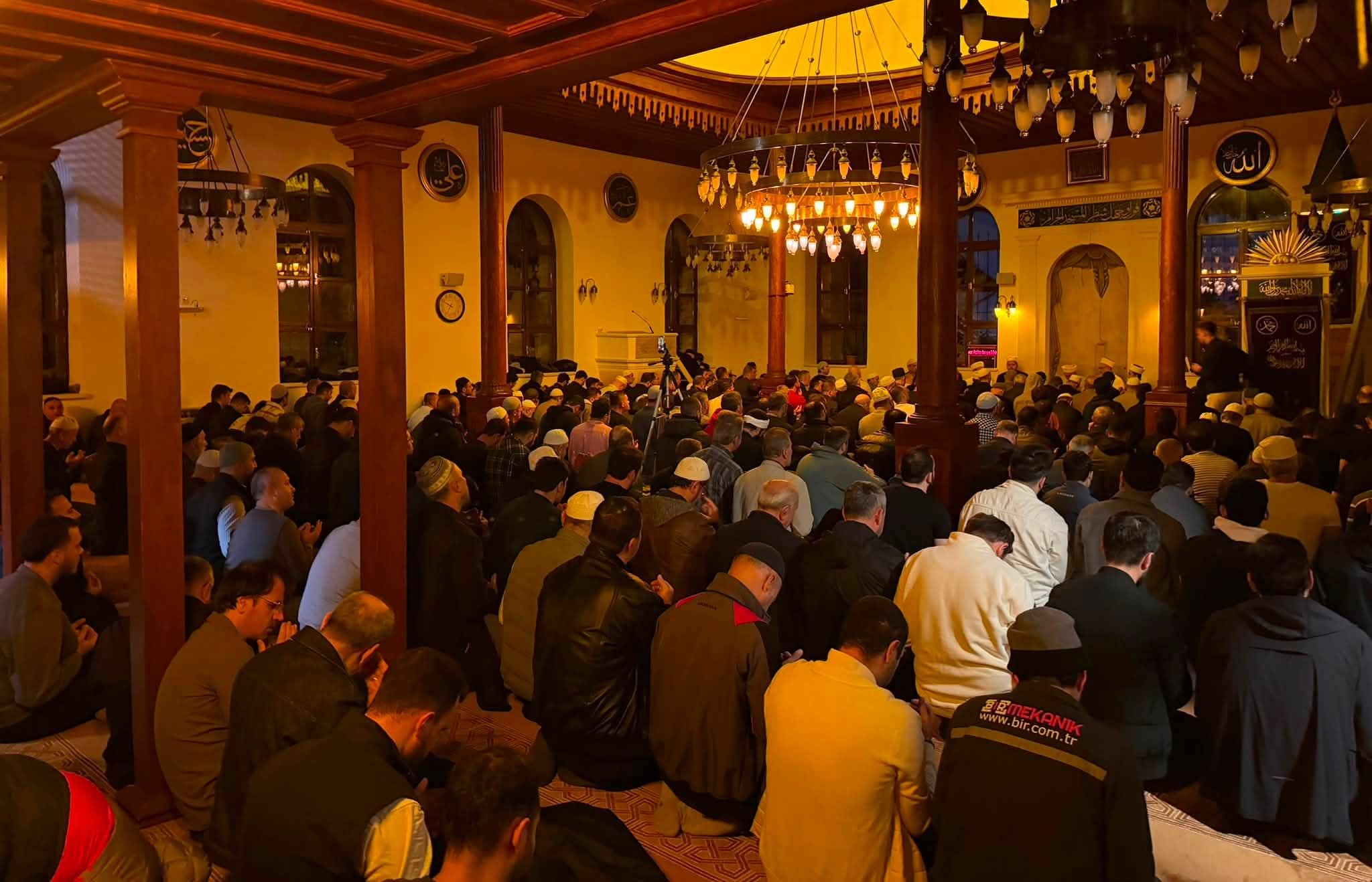 İzmit Orhan Camii’nde Hasret Bitti! Cemaat Sabah Namazında Buluştu