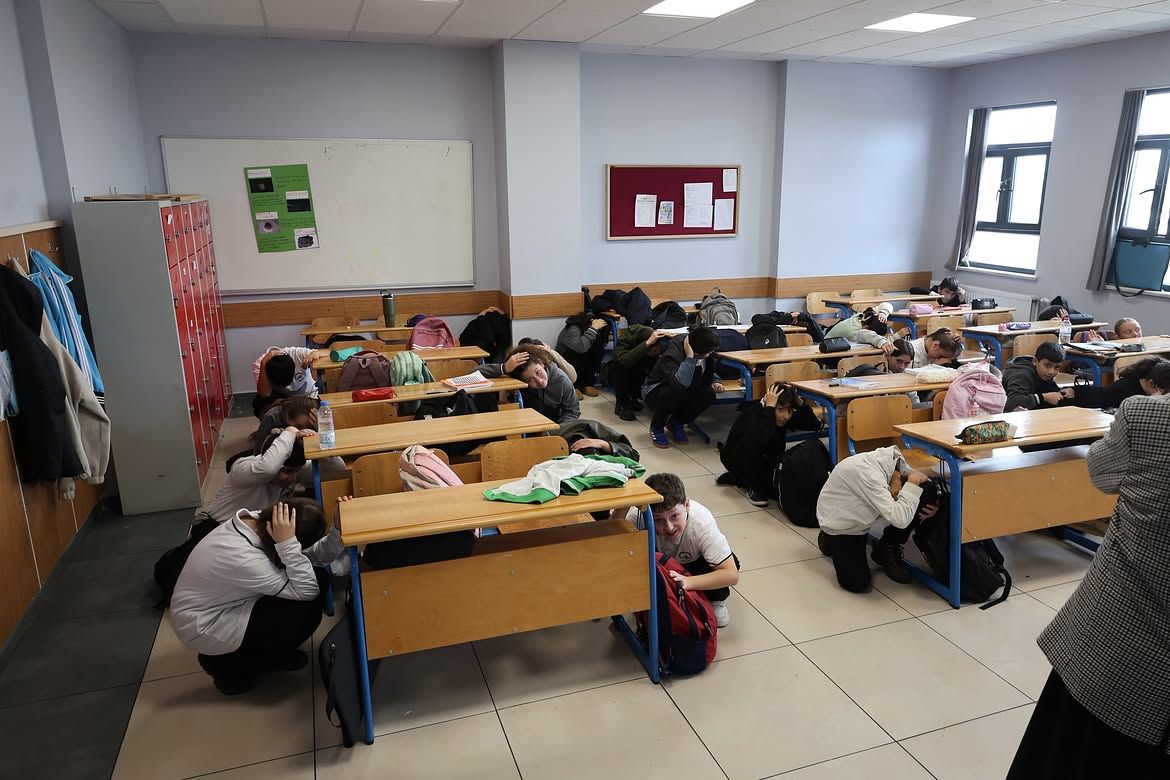 kartepe-hasanpasa-ortaokulu-jak-deprem-semineri-1