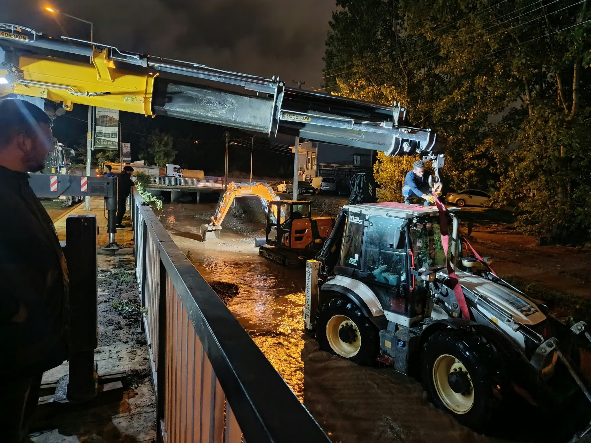 Başiskele’de İSU’dan Dev Operasyon! Kepçeler Vinçle Dereye İndirildi
