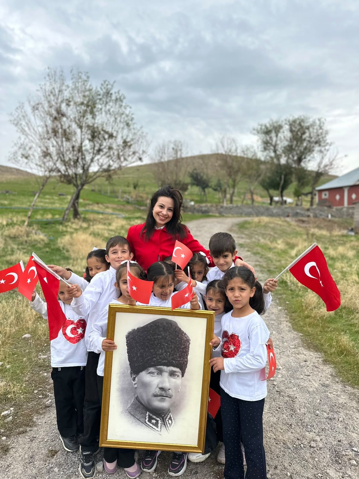 İzmitli Öğretmen Zeynep, Ağrı'da Gönülleri Fethetti! Cumhuriyet Bayramı Kutlamaları Göz Doldurdu