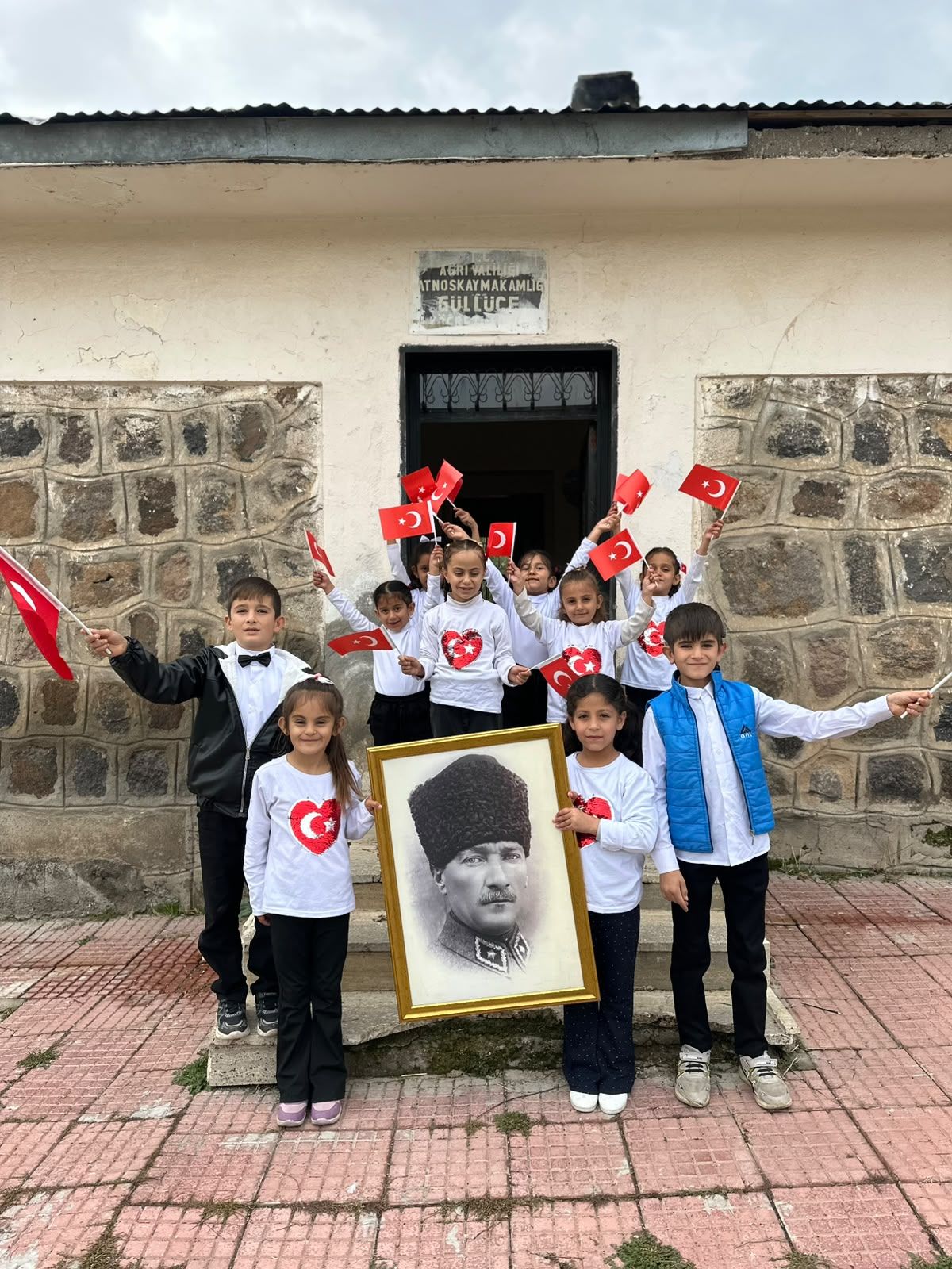 İzmitli Öğretmen Zeynep, Ağrı'da Gönülleri Fethetti! Cumhuriyet Bayramı Kutlamaları Göz Doldurdu-3