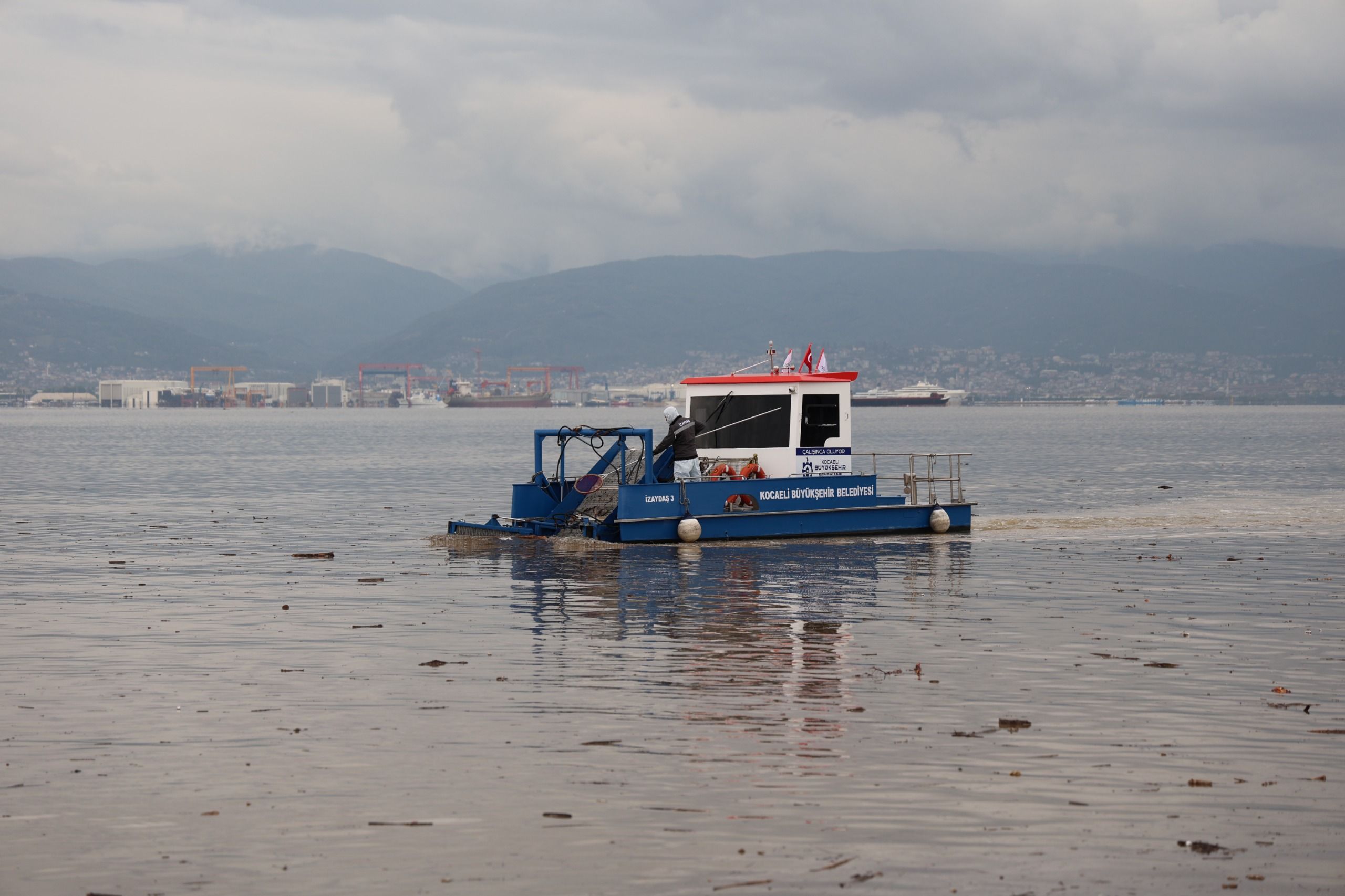 izmit-korfezi-deniz-yuzeyi-ve-kiyi-temizligi-3