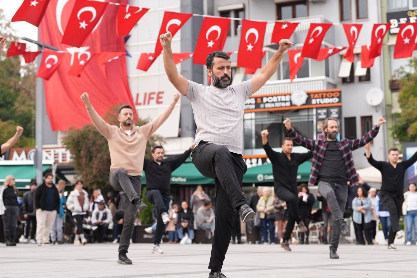 kocaeli-buyuksehir-belediyesi-izmit-kent-meydani-41-kisilik-zeybek-gosterisi-flash-mob-cumhuriyet-103-yil-1