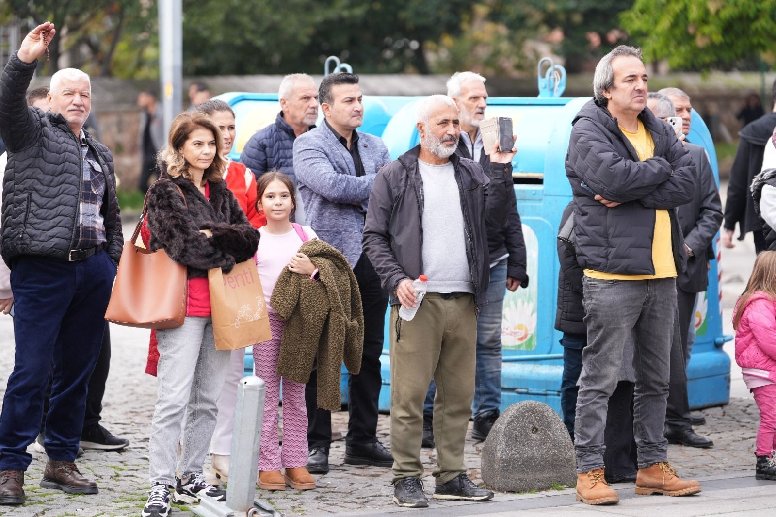 kocaeli-buyuksehir-belediyesi-izmit-kent-meydani-41-kisilik-zeybek-gosterisi-flash-mob-cumhuriyet-103-yil-3