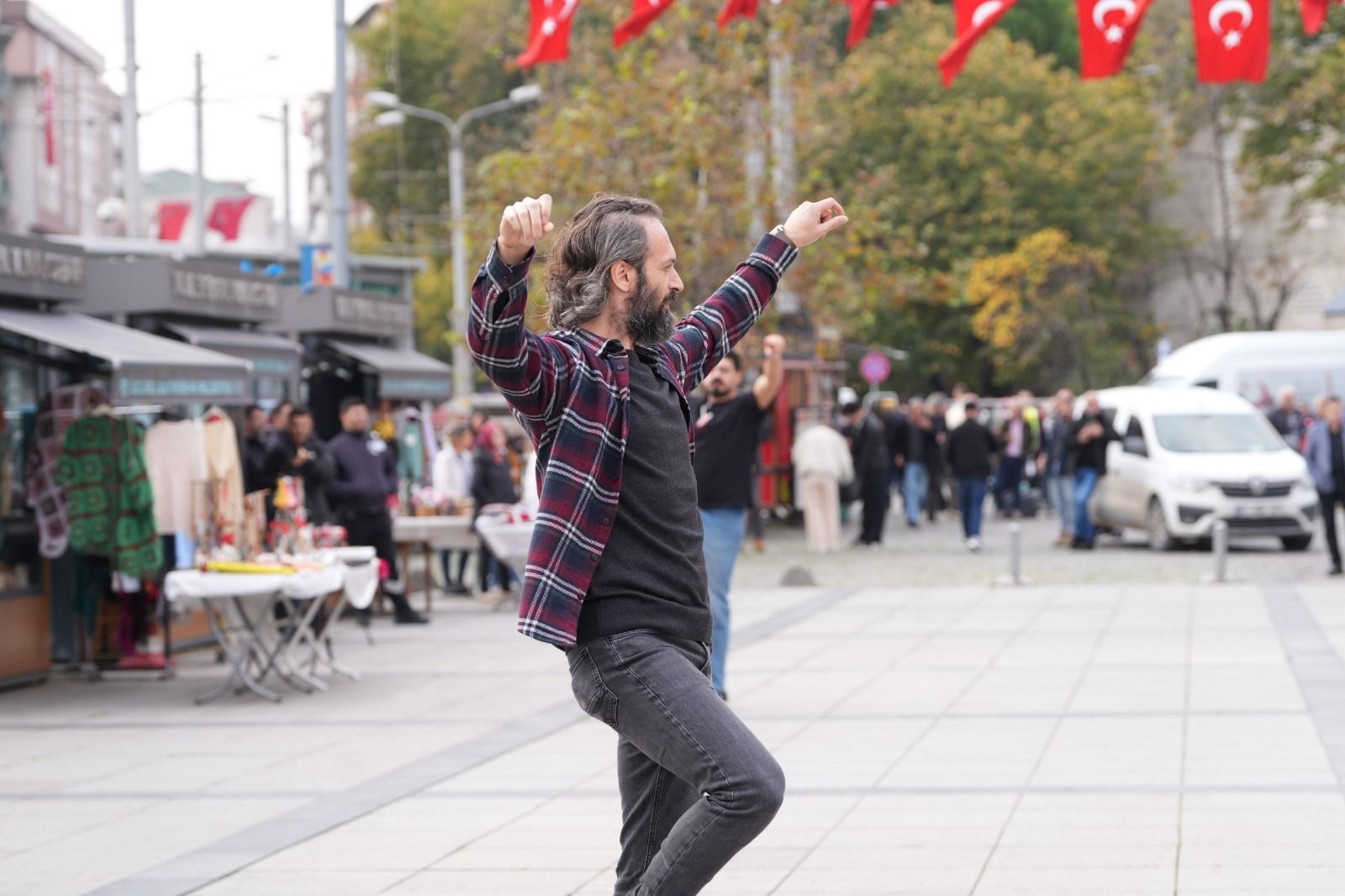 kocaeli-buyuksehir-belediyesi-izmit-kent-meydani-41-kisilik-zeybek-gosterisi-flash-mob-cumhuriyet-103-yil-2