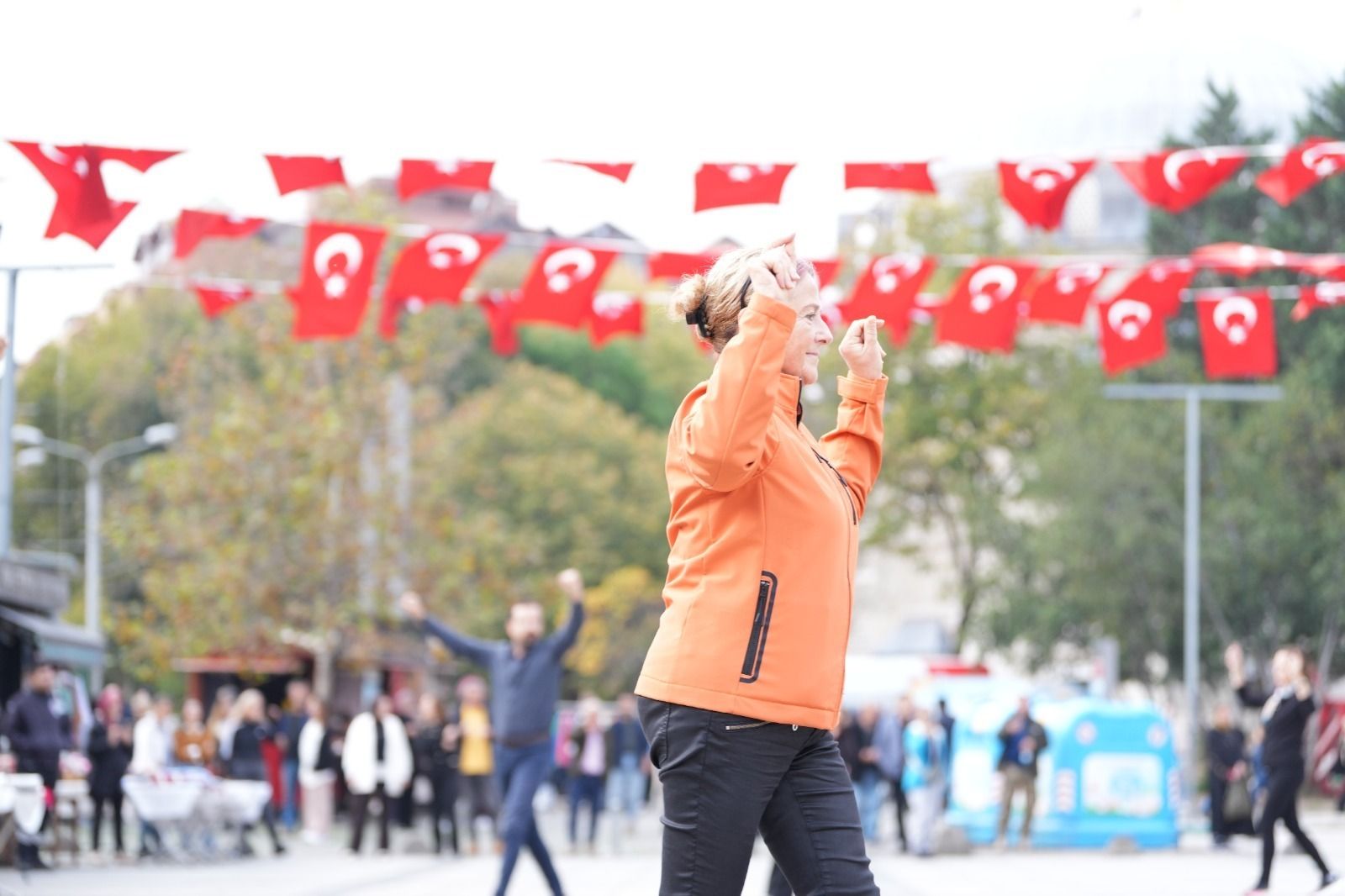 kocaeli-buyuksehir-belediyesi-izmit-kent-meydani-41-kisilik-zeybek-gosterisi-flash-mob-cumhuriyet-103-yil-6