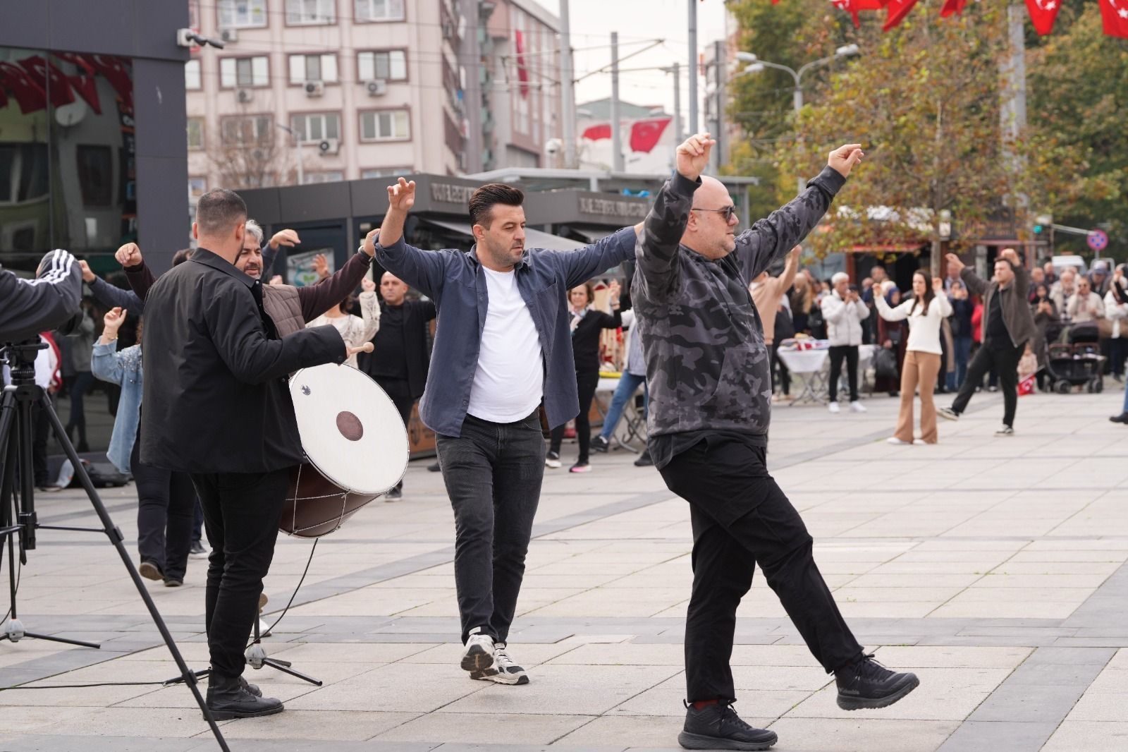 kocaeli-buyuksehir-belediyesi-izmit-kent-meydani-41-kisilik-zeybek-gosterisi-flash-mob-cumhuriyet-103-yil-4