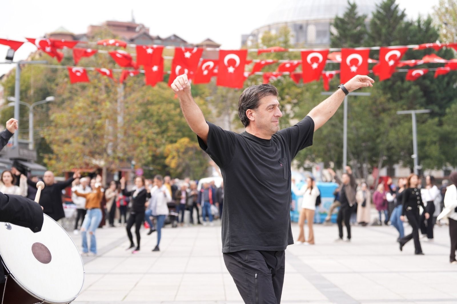 kocaeli-buyuksehir-belediyesi-izmit-kent-meydani-41-kisilik-zeybek-gosterisi-flash-mob-cumhuriyet-103-yil-5