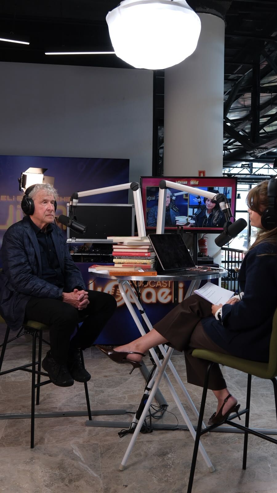 Amerikalı yazar John Perkins, Uluslararası 16. Kocaeli Kitap Fuarı kapsamında Podcast Kocaeli yayınında konuşurken-1