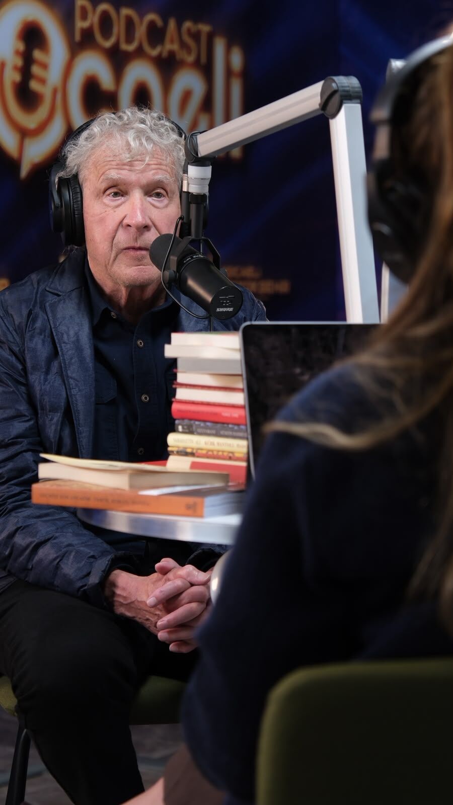 Amerikalı yazar John Perkins, Uluslararası 16. Kocaeli Kitap Fuarı kapsamında Podcast Kocaeli yayınında konuşurken-2