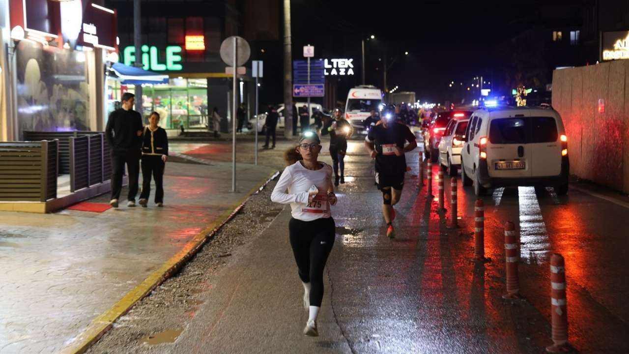 Kartepe Belediyesi Baskan Mustafa Kocaman Kanal Park Kent Meydani 29 Ekim Cumhuriyet Bayrami Gece Kosusu 4