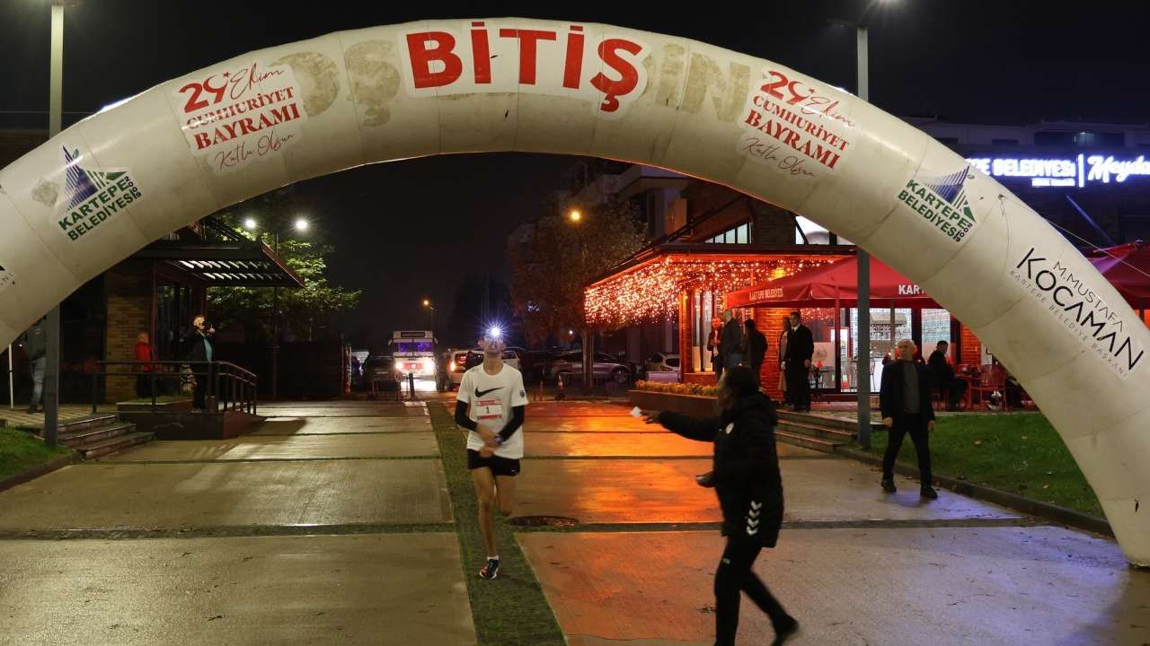 Kartepe Belediyesi Baskan Mustafa Kocaman Kanal Park Kent Meydani 29 Ekim Cumhuriyet Bayrami Gece Kosusu 5