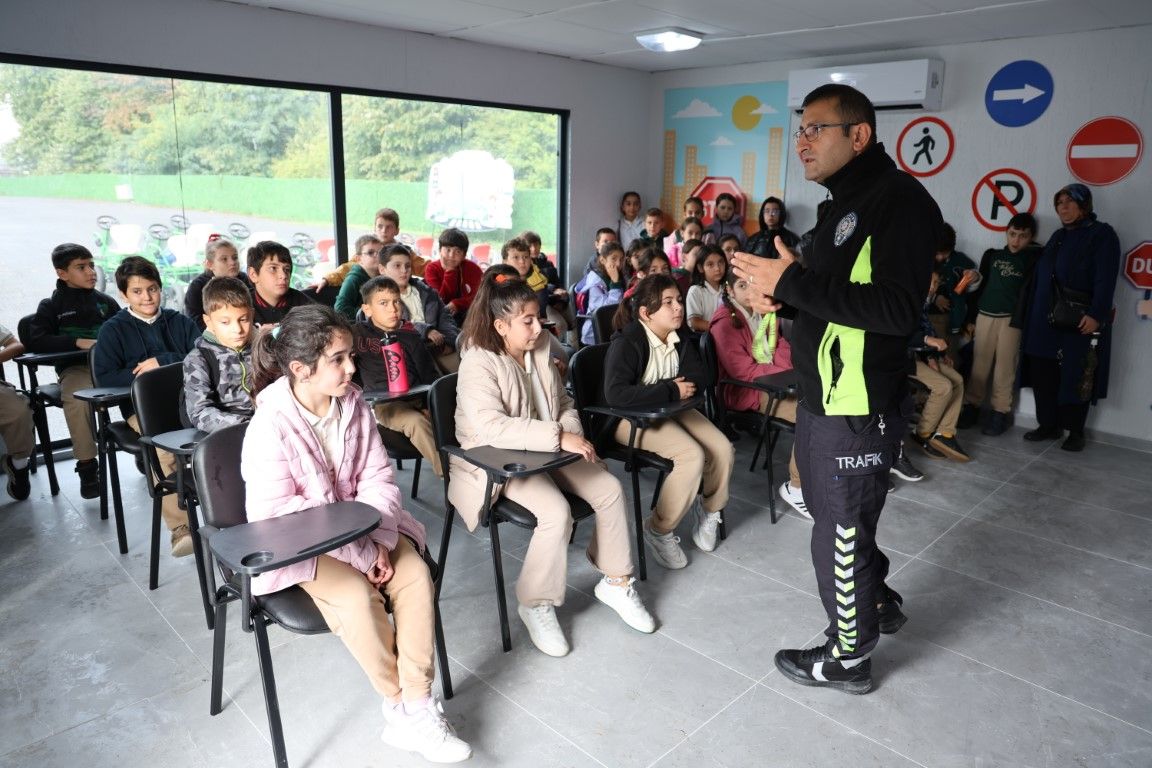 Kartepe’de Minik Öğrenciler Trafik Kurallarını Uygulamalı Öğreniyor (1)