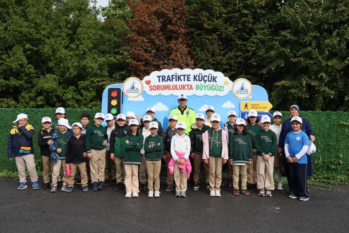 Kartepe’de Minik Öğrenciler Trafik Kurallarını Uygulamalı Öğreniyor (11)