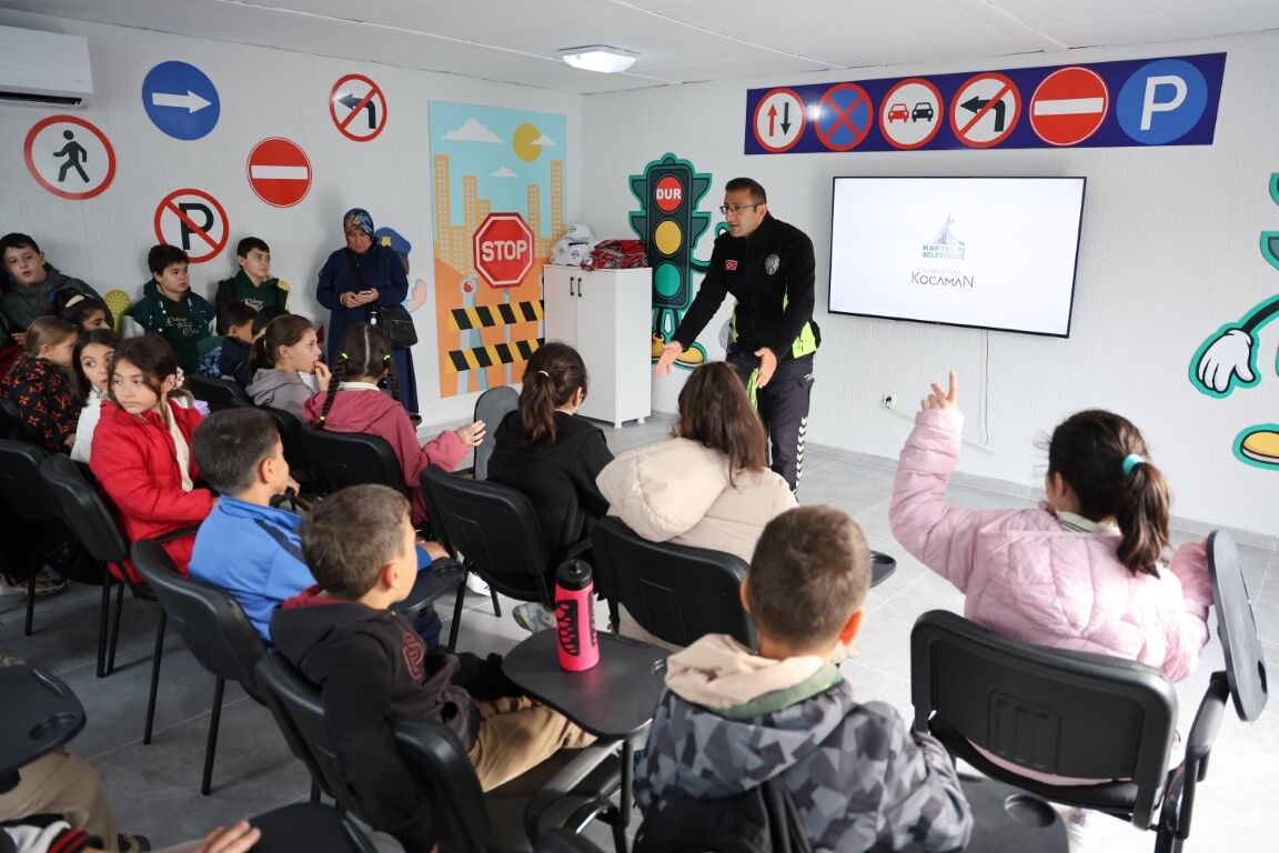 Kartepe’de Minik Öğrenciler Trafik Kurallarını Uygulamalı Öğreniyor (2)