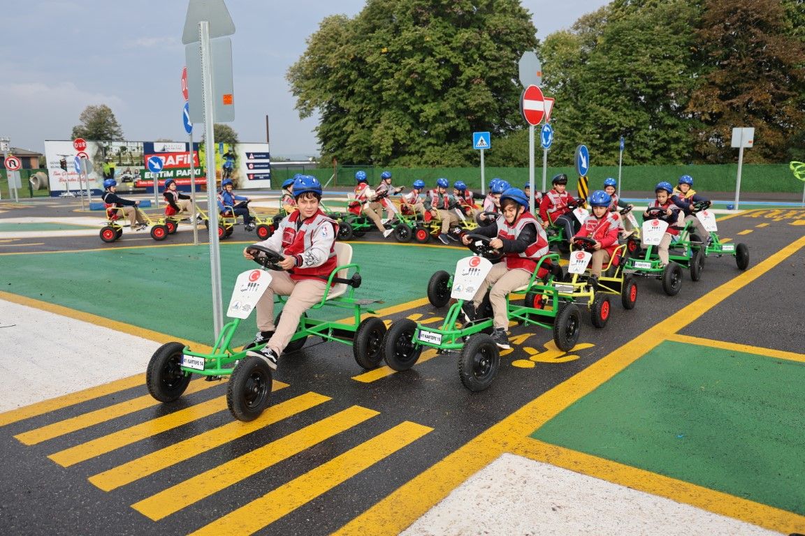 Kartepe’de Minik Öğrenciler Trafik Kurallarını Uygulamalı Öğreniyor (8)