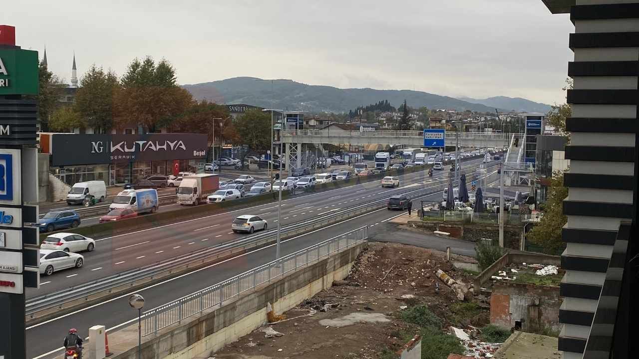 Kocaeli Basiskele D130 Karayolu Trafik Kazasi Sol On Teker Cekici Trafik Kuyrugu 2