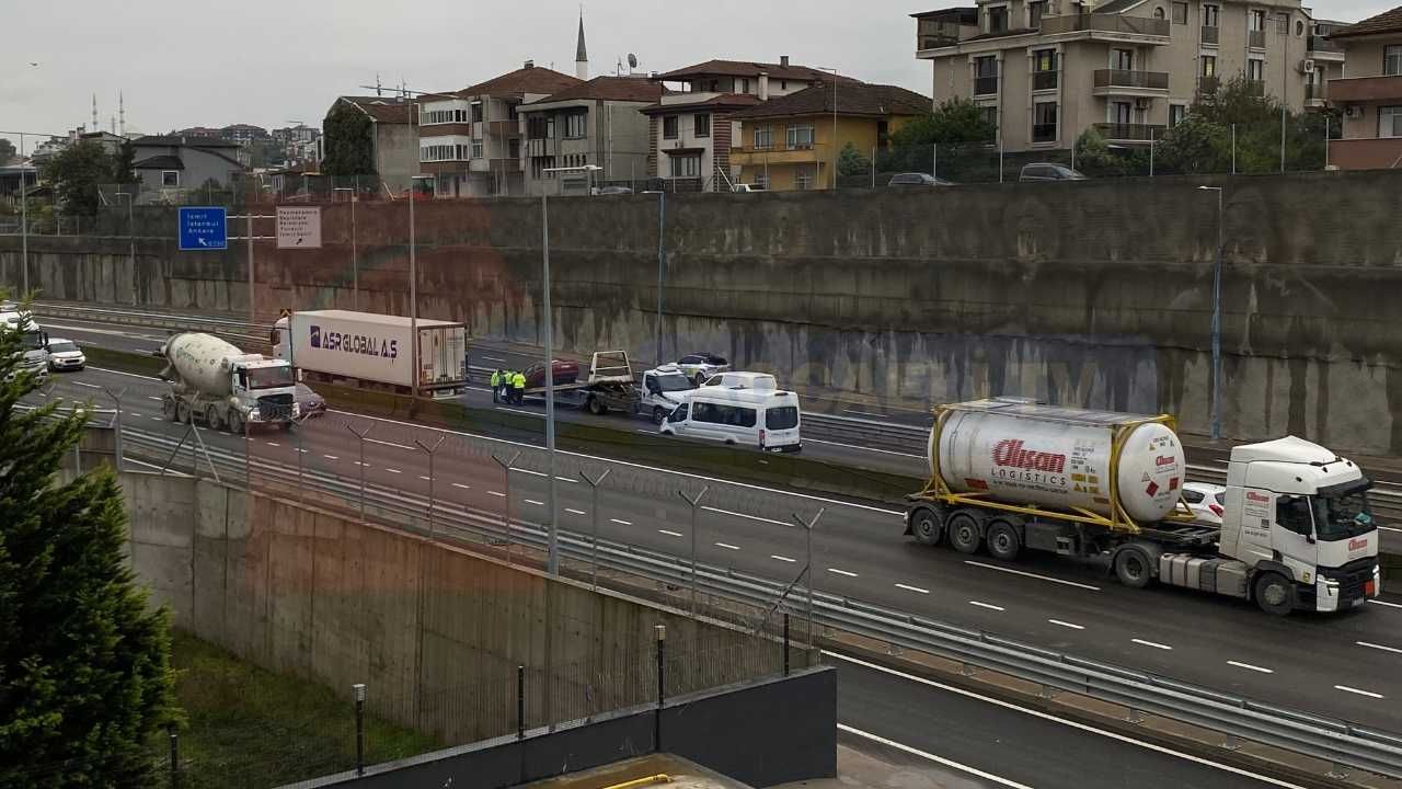 Kocaeli Basiskele D130 Karayolu Trafik Kazasi Sol On Teker Cekici Trafik Kuyrugu 4