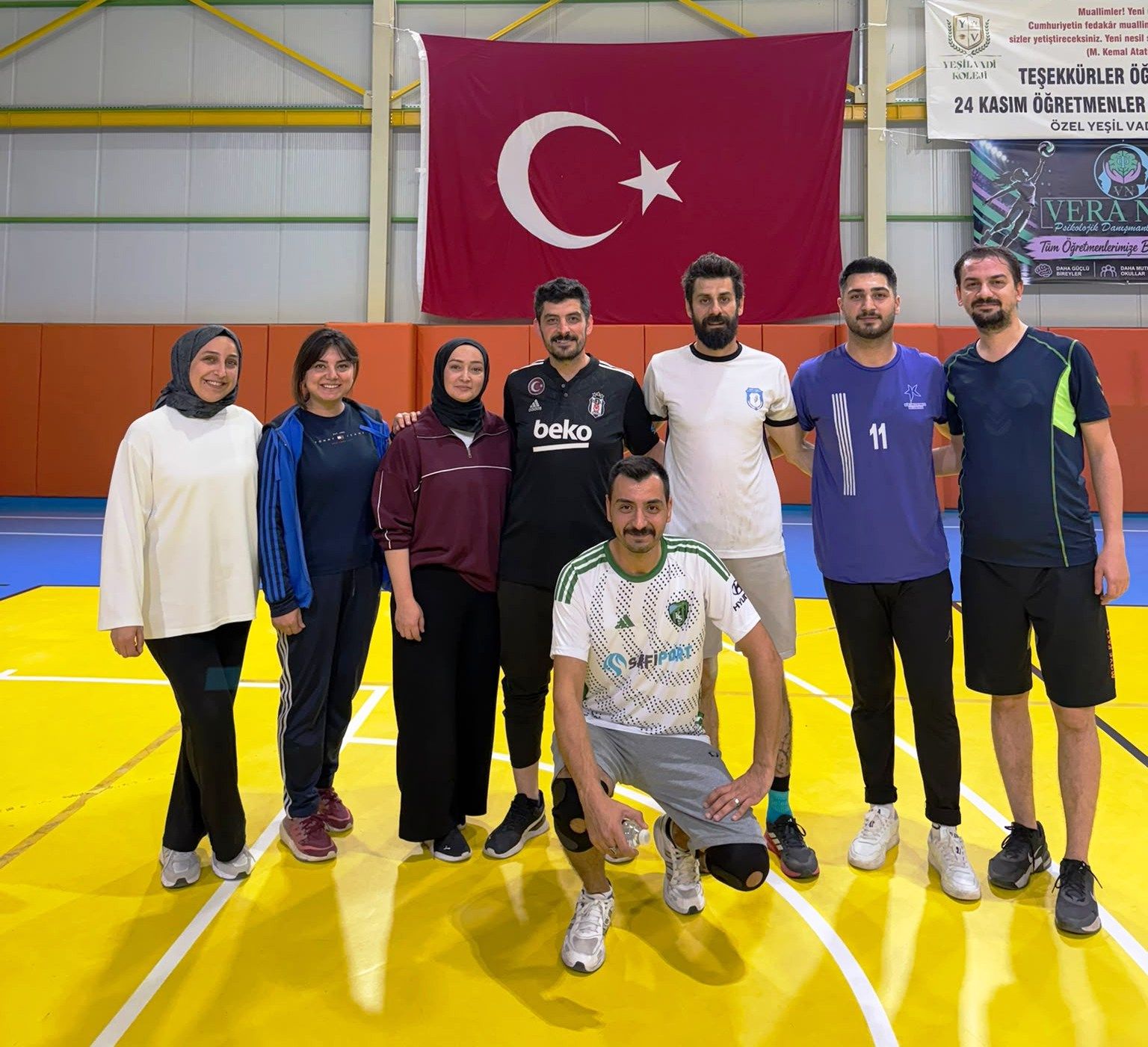 Körfez İlçe Öğretmenleri̇ Arasi Voleybol Turnuvasi Başladi 8
