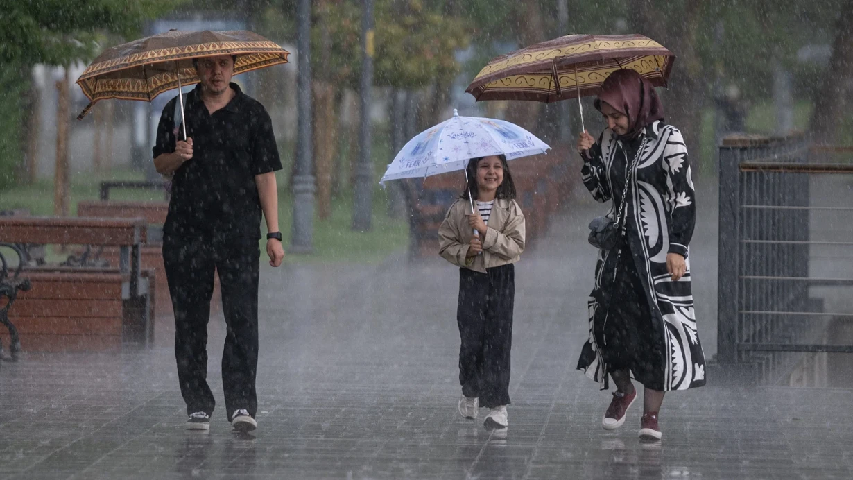 Meteoroloji ve AKOM'dan kritik uyarı: İstanbul'da fırtına, 13 ilde sağanak alarmı