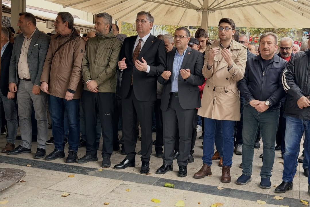 İzmit’te Emekli Öğretmen Necmettin Karaman Son Yolculuğuna Uğurlandı-2