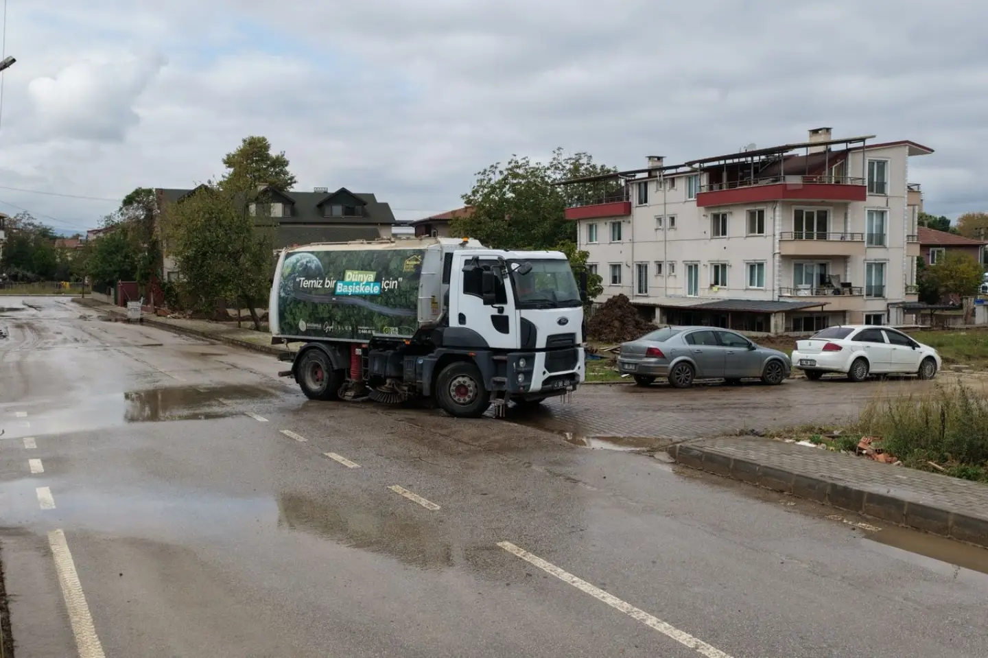 basiskele-belediyesi-sel-sonrasi-sokak-yikama-temizlik-seferberligi-3